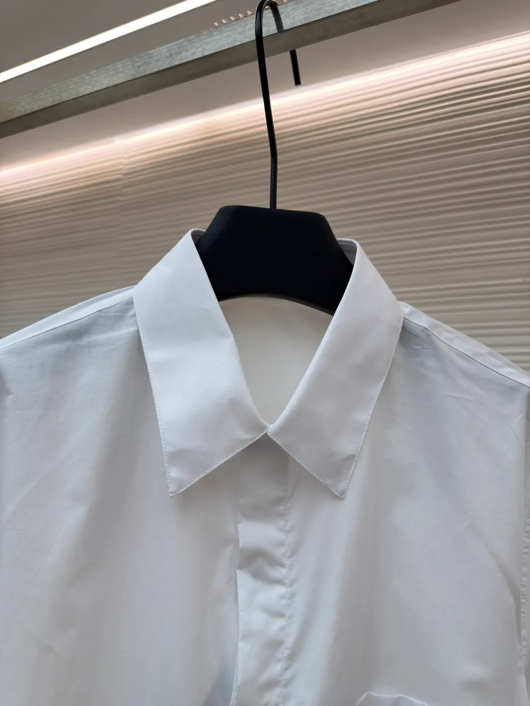 DIOR label cotton poplin lapel patch pocket long-sleeved shirt ●Original version: 8200 purchased and developed ●Item number: 1680914-A60 ●Fabric: cotton poplin satin fabric ●Technology: patch production ●Version: fitted version ●Weight: about 195 grams ●Size: 36-38-40-42 ●Description: The fabric is made of cotton poplin satin fabric, 75D interlining, artificial overlocking, artificial patching, and customized 1:1 accessories. The overall wiring is straight and delicate, the fabric is comfortable and soft, and the color is consistent without color difference. It can be matched with the same style to create a fashionable look and control various occasions. Customized accessories, complete with three standards, same style for men and women!