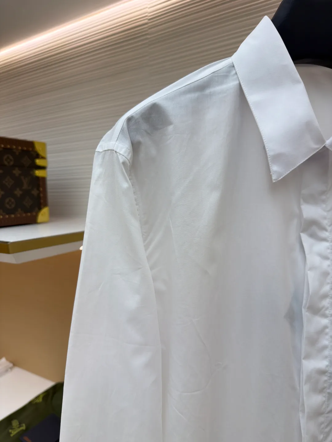 DIOR label cotton poplin lapel patch pocket long-sleeved shirt ●Original version: 8200 purchased and developed ●Item number: 1680914-A60 ●Fabric: cotton poplin satin fabric ●Technology: patch production ●Version: fitted version ●Weight: about 195 grams ●Size: 36-38-40-42 ●Description: The fabric is made of cotton poplin satin fabric, 75D interlining, artificial overlocking, artificial patching, and customized 1:1 accessories. The overall wiring is straight and delicate, the fabric is comfortable and soft, and the color is consistent without color difference. It can be matched with the same style to create a fashionable look and control various occasions. Customized accessories, complete with three standards, same style for men and women!