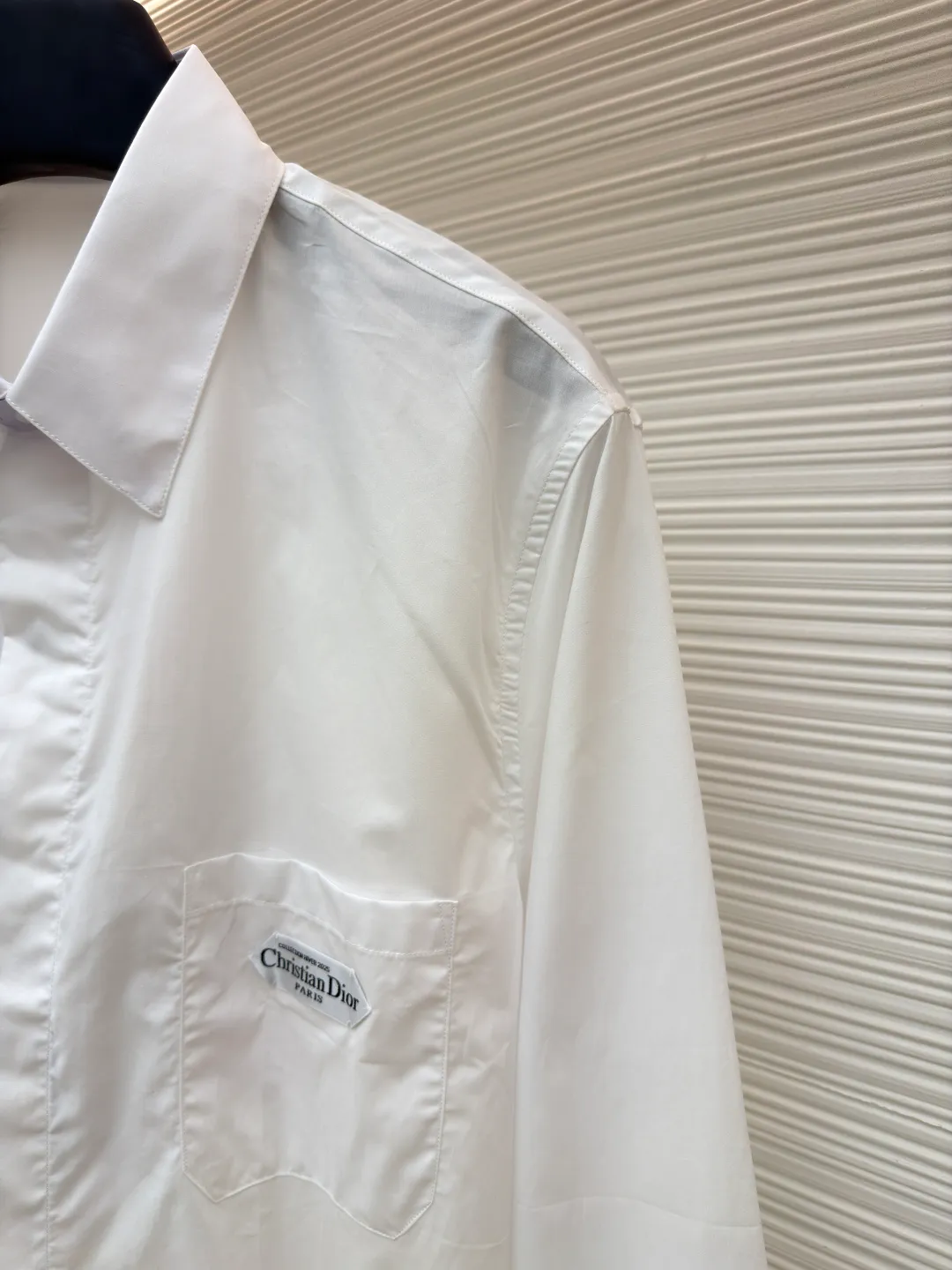 DIOR label cotton poplin lapel patch pocket long-sleeved shirt ●Original version: 8200 purchased and developed ●Item number: 1680914-A60 ●Fabric: cotton poplin satin fabric ●Technology: patch production ●Version: fitted version ●Weight: about 195 grams ●Size: 36-38-40-42 ●Description: The fabric is made of cotton poplin satin fabric, 75D interlining, artificial overlocking, artificial patching, and customized 1:1 accessories. The overall wiring is straight and delicate, the fabric is comfortable and soft, and the color is consistent without color difference. It can be matched with the same style to create a fashionable look and control various occasions. Customized accessories, complete with three standards, same style for men and women!