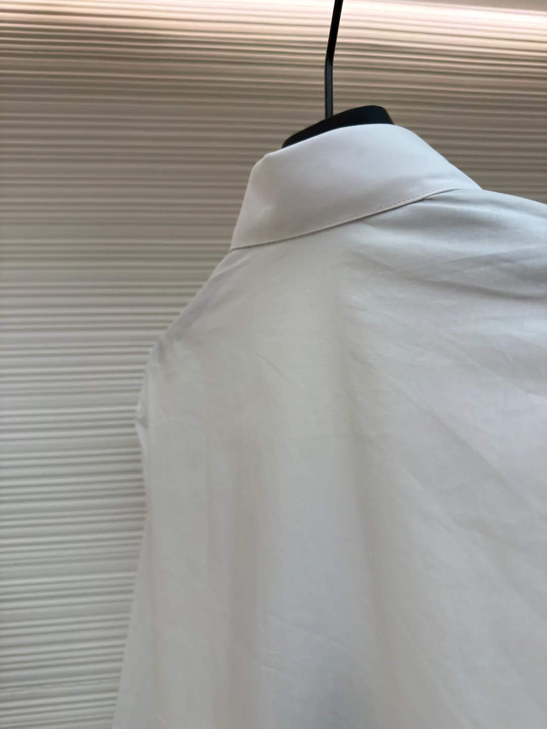 DIOR label cotton poplin lapel patch pocket long-sleeved shirt ●Original version: 8200 purchased and developed ●Item number: 1680914-A60 ●Fabric: cotton poplin satin fabric ●Technology: patch production ●Version: fitted version ●Weight: about 195 grams ●Size: 36-38-40-42 ●Description: The fabric is made of cotton poplin satin fabric, 75D interlining, artificial overlocking, artificial patching, and customized 1:1 accessories. The overall wiring is straight and delicate, the fabric is comfortable and soft, and the color is consistent without color difference. It can be matched with the same style to create a fashionable look and control various occasions. Customized accessories, complete with three standards, same style for men and women!