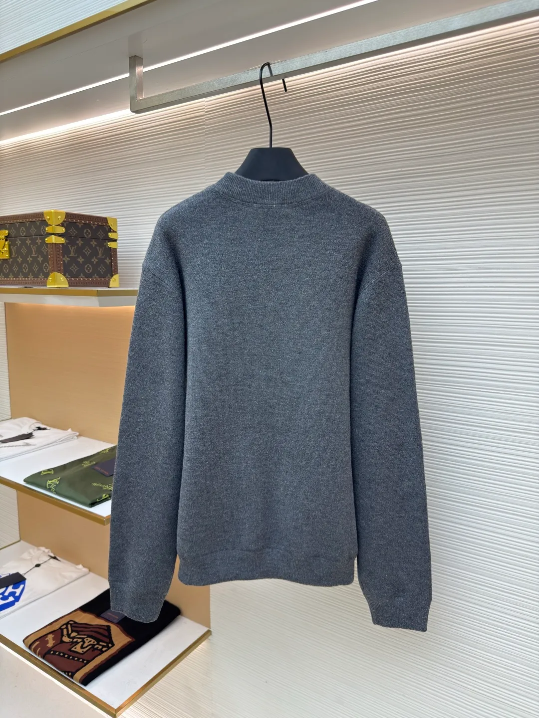 Prada music logo embroidered knitted sweater ●Article number: 1680706-A85 ●Fabric: Jersey knitted fabric ●Technology: Knitted embroidery production ●Version: Fitted version ●Weight: about 560 grams ●Size: S-M-L-XL ●Description: The "V-shaped design thread" on the neckline is by no means an ordinary stitch, but a functional and decorative craft. The highlight of chain-style towel embroidery is the special embroidery technique, which uses repeated chain stitches to form a continuous, raised towel-like coil effect pattern that appears on the cloth with a strong three-dimensional effect, soft and fluffy to the touch, and highly recognizable. It presents a terry-like texture, forming an interesting contrast with the smooth underside of the sweater, enriching the visual and tactile layers. The chain structure makes the embroidery not easy to snag or fall off, and has good durability. The collar, cuffs and hem are all ribbed; the excellent lateral elasticity of the ribbed tissue not only ensures that the key parts of the body are firm and not easily deformed, durable and washable, but can also be tightened naturally to outline a neat outline. Its functionality and decoration coexist: it not only prevents the intrusion of cold wind and improves thermal insulation efficiency, but also adds a sense of rhythm in details to the overall simple design, making the shape more crisp. The overall wiring is straight and delicate, the fabric is comfortable and soft, and the color is consistent without color difference. It can be matched with the same style to create a fashionable look and control various occasions. Customized accessories, complete with three standards, same style for men and women!
