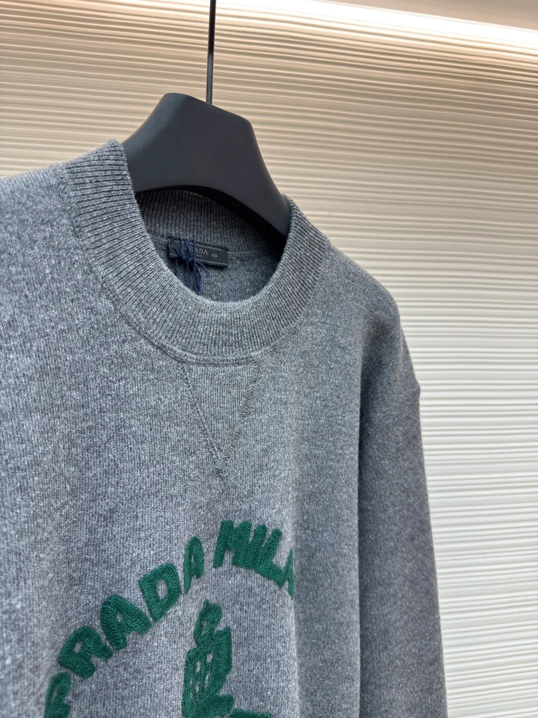 Prada music logo embroidered knitted sweater ●Article number: 1680706-A85 ●Fabric: Jersey knitted fabric ●Technology: Knitted embroidery production ●Version: Fitted version ●Weight: about 560 grams ●Size: S-M-L-XL ●Description: The "V-shaped design thread" on the neckline is by no means an ordinary stitch, but a functional and decorative craft. The highlight of chain-style towel embroidery is the special embroidery technique, which uses repeated chain stitches to form a continuous, raised towel-like coil effect pattern that appears on the cloth with a strong three-dimensional effect, soft and fluffy to the touch, and highly recognizable. It presents a terry-like texture, forming an interesting contrast with the smooth underside of the sweater, enriching the visual and tactile layers. The chain structure makes the embroidery not easy to snag or fall off, and has good durability. The collar, cuffs and hem are all ribbed; the excellent lateral elasticity of the ribbed tissue not only ensures that the key parts of the body are firm and not easily deformed, durable and washable, but can also be tightened naturally to outline a neat outline. Its functionality and decoration coexist: it not only prevents the intrusion of cold wind and improves thermal insulation efficiency, but also adds a sense of rhythm in details to the overall simple design, making the shape more crisp. The overall wiring is straight and delicate, the fabric is comfortable and soft, and the color is consistent without color difference. It can be matched with the same style to create a fashionable look and control various occasions. Customized accessories, complete with three standards, same style for men and women!