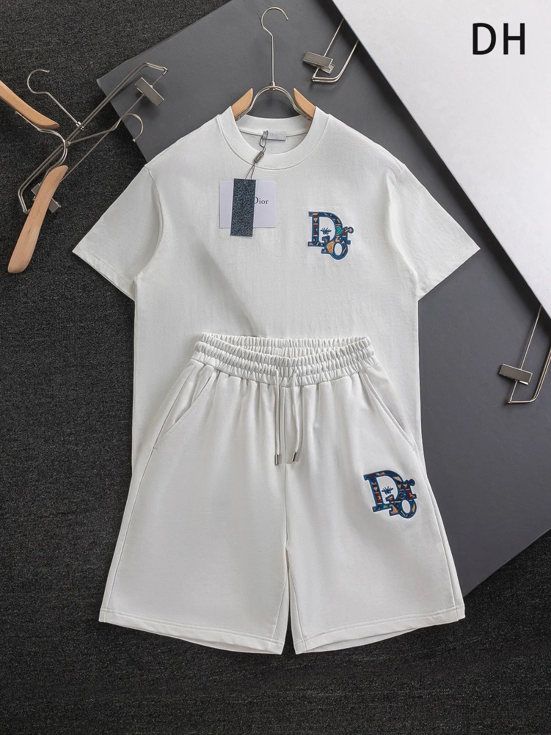 🅿️370 Dior CD micro-wide version S-XL (suit) CD 25SS New products are on sale simultaneously on the official website. CD bee embroidery🪡logo pattern on the chest, big bee Logo on the back panel🪡embroidered logo pattern Shorts🩳Back pocket As the leader in the luxury world, the D family is well-deserved. The first thing that catches the eye is the loose and comfortable three-color solid color black, white and blue. The ribbed short-sleeved shorts have become the best modification of the style, and the D family has the upper and lower body LOGOs listed on the chest. It also has a unique letter logo patch embroidery design, which highlights the texture! The most traditional modification method combined with the simplest color scale contrast forms the strongest and direct contrast, and this is often the most concise and clear minimalist modification method~~A nostalgic classic atmosphere also spreads in this work inadvertently! ! Featuring a distinctive 47 logo patch embroidery on the front, a unique tribute to Dior's historic year! Coupled with the blessing of cotton material, both the upper body comfort and the existence are unparalleled. It can be said to be a must-have companion in summer. The excellent breathability and comfortable wearing feeling are unparalleled~ Recommended! ! Color: Black White Size chart: S: Shoulder width 45.5 - Bust 52 - Length 70 M: Shoulder width 47 - Bust 54 - Length 72 L: Shoulder width 48.5 - Bust 56 - Length 74 M: Sitting circumference 60-waist circumference 56.5-trouser length 45 L: Sitting circumference 62-waist circumference 59-trouser length 46.5 XL: Sitting circumference 64-waist circumference 61.5-trouser length 48
