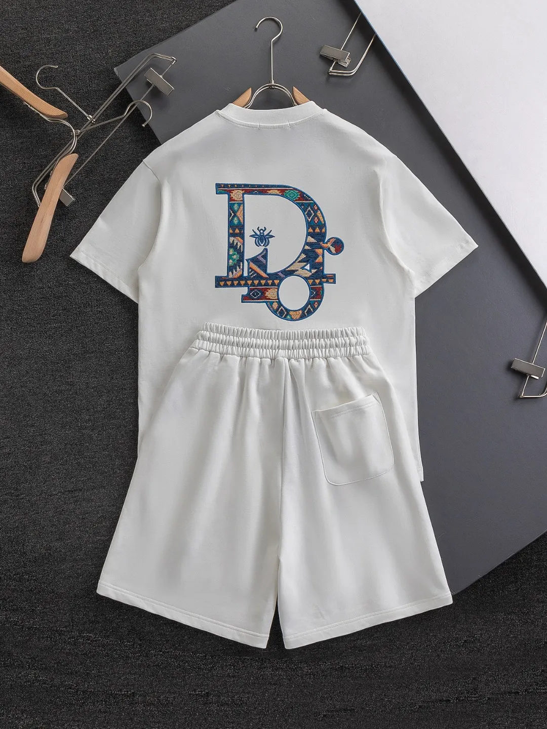 🅿️370 Dior CD micro-wide version S-XL (suit) CD 25SS New products are on sale simultaneously on the official website. CD bee embroidery🪡logo pattern on the chest, big bee Logo on the back panel🪡embroidered logo pattern Shorts🩳Back pocket As the leader in the luxury world, the D family is well-deserved. The first thing that catches the eye is the loose and comfortable three-color solid color black, white and blue. The ribbed short-sleeved shorts have become the best modification of the style, and the D family has the upper and lower body LOGOs listed on the chest. It also has a unique letter logo patch embroidery design, which highlights the texture! The most traditional modification method combined with the simplest color scale contrast forms the strongest and direct contrast, and this is often the most concise and clear minimalist modification method~~A nostalgic classic atmosphere also spreads in this work inadvertently! ! Featuring a distinctive 47 logo patch embroidery on the front, a unique tribute to Dior's historic year! Coupled with the blessing of cotton material, both the upper body comfort and the existence are unparalleled. It can be said to be a must-have companion in summer. The excellent breathability and comfortable wearing feeling are unparalleled~ Recommended! ! Color: Black White Size chart: S: Shoulder width 45.5 - Bust 52 - Length 70 M: Shoulder width 47 - Bust 54 - Length 72 L: Shoulder width 48.5 - Bust 56 - Length 74 M: Sitting circumference 60-waist circumference 56.5-trouser length 45 L: Sitting circumference 62-waist circumference 59-trouser length 46.5 XL: Sitting circumference 64-waist circumference 61.5-trouser length 48