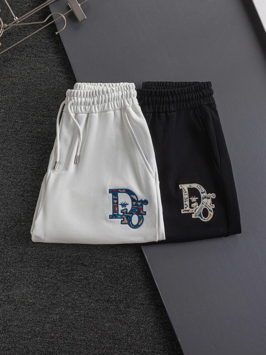 🅿️370 Dior CD micro-wide version S-XL (suit) CD 25SS New products are on sale simultaneously on the official website. CD bee embroidery🪡logo pattern on the chest, big bee Logo on the back panel🪡embroidered logo pattern Shorts🩳Back pocket As the leader in the luxury world, the D family is well-deserved. The first thing that catches the eye is the loose and comfortable three-color solid color black, white and blue. The ribbed short-sleeved shorts have become the best modification of the style, and the D family has the upper and lower body LOGOs listed on the chest. It also has a unique letter logo patch embroidery design, which highlights the texture! The most traditional modification method combined with the simplest color scale contrast forms the strongest and direct contrast, and this is often the most concise and clear minimalist modification method~~A nostalgic classic atmosphere also spreads in this work inadvertently! ! Featuring a distinctive 47 logo patch embroidery on the front, a unique tribute to Dior's historic year! Coupled with the blessing of cotton material, both the upper body comfort and the existence are unparalleled. It can be said to be a must-have companion in summer. The excellent breathability and comfortable wearing feeling are unparalleled~ Recommended! ! Color: Black White Size chart: S: Shoulder width 45.5 - Bust 52 - Length 70 M: Shoulder width 47 - Bust 54 - Length 72 L: Shoulder width 48.5 - Bust 56 - Length 74 M: Sitting circumference 60-waist circumference 56.5-trouser length 45 L: Sitting circumference 62-waist circumference 59-trouser length 46.5 XL: Sitting circumference 64-waist circumference 61.5-trouser length 48