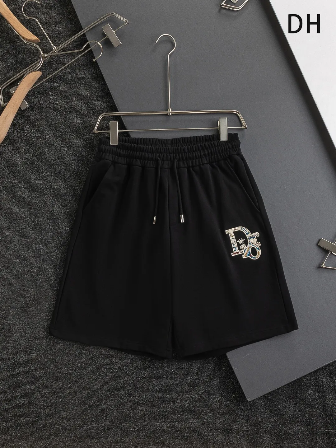 🅿️370 Dior CD micro-wide version S-XL (suit) CD 25SS New products are on sale simultaneously on the official website. CD bee embroidery🪡logo pattern on the chest, big bee Logo on the back panel🪡embroidered logo pattern Shorts🩳Back pocket As the leader in the luxury world, the D family is well-deserved. The first thing that catches the eye is the loose and comfortable three-color solid color black, white and blue. The ribbed short-sleeved shorts have become the best modification of the style, and the D family has the upper and lower body LOGOs listed on the chest. It also has a unique letter logo patch embroidery design, which highlights the texture! The most traditional modification method combined with the simplest color scale contrast forms the strongest and direct contrast, and this is often the most concise and clear minimalist modification method~~A nostalgic classic atmosphere also spreads in this work inadvertently! ! Featuring a distinctive 47 logo patch embroidery on the front, a unique tribute to Dior's historic year! Coupled with the blessing of cotton material, both the upper body comfort and the existence are unparalleled. It can be said to be a must-have companion in summer. The excellent breathability and comfortable wearing feeling are unparalleled~ Recommended! ! Color: Black White Size chart: S: Shoulder width 45.5 - Bust 52 - Length 70 M: Shoulder width 47 - Bust 54 - Length 72 L: Shoulder width 48.5 - Bust 56 - Length 74 M: Sitting circumference 60-waist circumference 56.5-trouser length 45 L: Sitting circumference 62-waist circumference 59-trouser length 46.5 XL: Sitting circumference 64-waist circumference 61.5-trouser length 48
