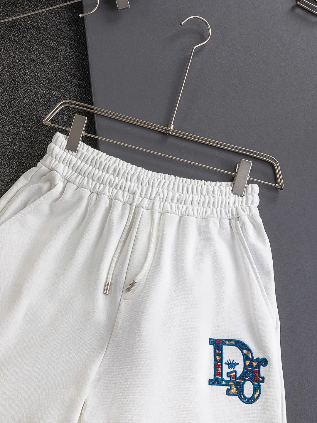 🅿️370 Dior CD micro-wide version S-XL (suit) CD 25SS New products are on sale simultaneously on the official website. CD bee embroidery🪡logo pattern on the chest, big bee Logo on the back panel🪡embroidered logo pattern Shorts🩳Back pocket As the leader in the luxury world, the D family is well-deserved. The first thing that catches the eye is the loose and comfortable three-color solid color black, white and blue. The ribbed short-sleeved shorts have become the best modification of the style, and the D family has the upper and lower body LOGOs listed on the chest. It also has a unique letter logo patch embroidery design, which highlights the texture! The most traditional modification method combined with the simplest color scale contrast forms the strongest and direct contrast, and this is often the most concise and clear minimalist modification method~~A nostalgic classic atmosphere also spreads in this work inadvertently! ! Featuring a distinctive 47 logo patch embroidery on the front, a unique tribute to Dior's historic year! Coupled with the blessing of cotton material, both the upper body comfort and the existence are unparalleled. It can be said to be a must-have companion in summer. The excellent breathability and comfortable wearing feeling are unparalleled~ Recommended! ! Color: Black White Size chart: S: Shoulder width 45.5 - Bust 52 - Length 70 M: Shoulder width 47 - Bust 54 - Length 72 L: Shoulder width 48.5 - Bust 56 - Length 74 M: Sitting circumference 60-waist circumference 56.5-trouser length 45 L: Sitting circumference 62-waist circumference 59-trouser length 46.5 XL: Sitting circumference 64-waist circumference 61.5-trouser length 48