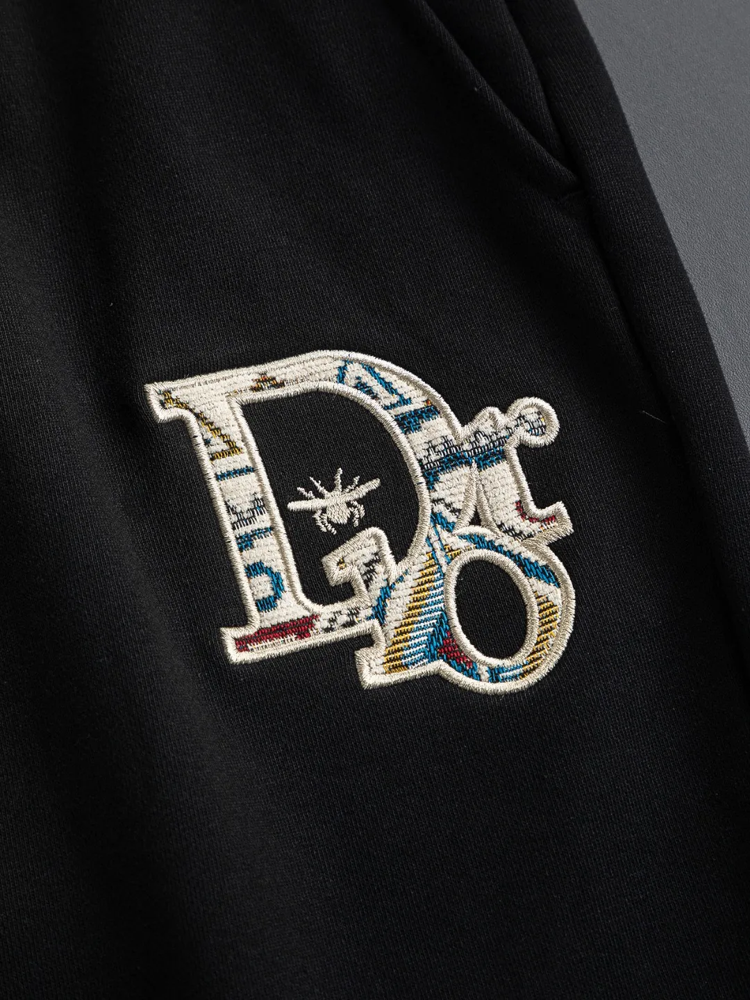 🅿️370 Dior CD micro-wide version S-XL (suit) CD 25SS New products are on sale simultaneously on the official website. CD bee embroidery🪡logo pattern on the chest, big bee Logo on the back panel🪡embroidered logo pattern Shorts🩳Back pocket As the leader in the luxury world, the D family is well-deserved. The first thing that catches the eye is the loose and comfortable three-color solid color black, white and blue. The ribbed short-sleeved shorts have become the best modification of the style, and the D family has the upper and lower body LOGOs listed on the chest. It also has a unique letter logo patch embroidery design, which highlights the texture! The most traditional modification method combined with the simplest color scale contrast forms the strongest and direct contrast, and this is often the most concise and clear minimalist modification method~~A nostalgic classic atmosphere also spreads in this work inadvertently! ! Featuring a distinctive 47 logo patch embroidery on the front, a unique tribute to Dior's historic year! Coupled with the blessing of cotton material, both the upper body comfort and the existence are unparalleled. It can be said to be a must-have companion in summer. The excellent breathability and comfortable wearing feeling are unparalleled~ Recommended! ! Color: Black White Size chart: S: Shoulder width 45.5 - Bust 52 - Length 70 M: Shoulder width 47 - Bust 54 - Length 72 L: Shoulder width 48.5 - Bust 56 - Length 74 M: Sitting circumference 60-waist circumference 56.5-trouser length 45 L: Sitting circumference 62-waist circumference 59-trouser length 46.5 XL: Sitting circumference 64-waist circumference 61.5-trouser length 48