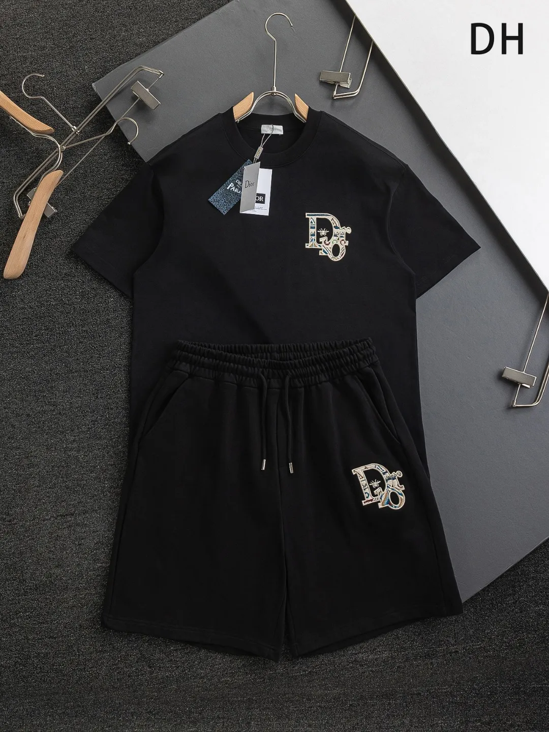 🅿️370 Dior CD micro-wide version S-XL (suit) CD 25SS New products are on sale simultaneously on the official website. CD bee embroidery🪡logo pattern on the chest, big bee Logo on the back panel🪡embroidered logo pattern Shorts🩳Back pocket As the leader in the luxury world, the D family is well-deserved. The first thing that catches the eye is the loose and comfortable three-color solid color black, white and blue. The ribbed short-sleeved shorts have become the best modification of the style, and the D family has the upper and lower body LOGOs listed on the chest. It also has a unique letter logo patch embroidery design, which highlights the texture! The most traditional modification method combined with the simplest color scale contrast forms the strongest and direct contrast, and this is often the most concise and clear minimalist modification method~~A nostalgic classic atmosphere also spreads in this work inadvertently! ! Featuring a distinctive 47 logo patch embroidery on the front, a unique tribute to Dior's historic year! Coupled with the blessing of cotton material, both the upper body comfort and the existence are unparalleled. It can be said to be a must-have companion in summer. The excellent breathability and comfortable wearing feeling are unparalleled~ Recommended! ! Color: Black White Size chart: S: Shoulder width 45.5 - Bust 52 - Length 70 M: Shoulder width 47 - Bust 54 - Length 72 L: Shoulder width 48.5 - Bust 56 - Length 74 M: Sitting circumference 60-waist circumference 56.5-trouser length 45 L: Sitting circumference 62-waist circumference 59-trouser length 46.5 XL: Sitting circumference 64-waist circumference 61.5-trouser length 48
