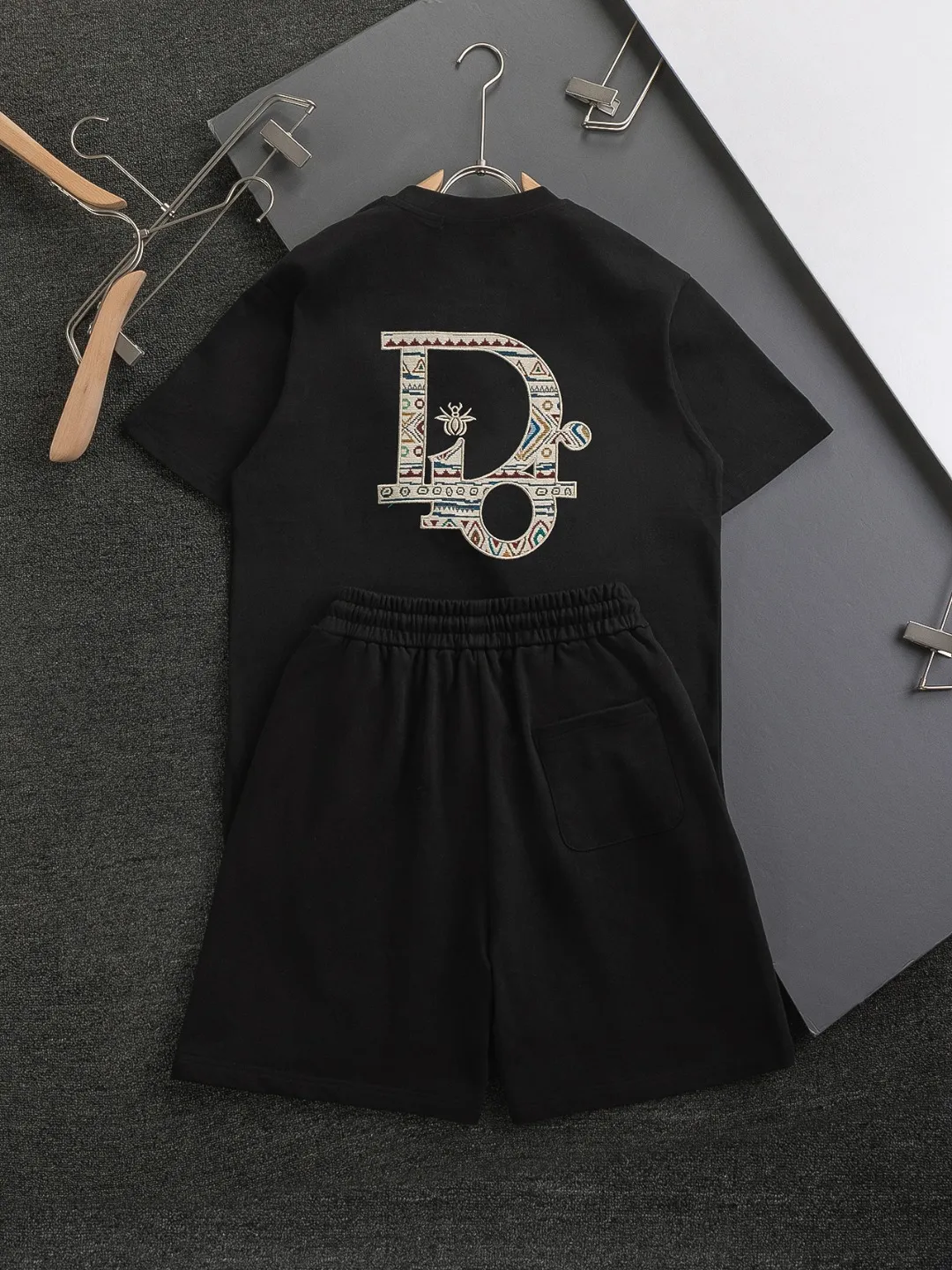 🅿️370 Dior CD micro-wide version S-XL (suit) CD 25SS New products are on sale simultaneously on the official website. CD bee embroidery🪡logo pattern on the chest, big bee Logo on the back panel🪡embroidered logo pattern Shorts🩳Back pocket As the leader in the luxury world, the D family is well-deserved. The first thing that catches the eye is the loose and comfortable three-color solid color black, white and blue. The ribbed short-sleeved shorts have become the best modification of the style, and the D family has the upper and lower body LOGOs listed on the chest. It also has a unique letter logo patch embroidery design, which highlights the texture! The most traditional modification method combined with the simplest color scale contrast forms the strongest and direct contrast, and this is often the most concise and clear minimalist modification method~~A nostalgic classic atmosphere also spreads in this work inadvertently! ! Featuring a distinctive 47 logo patch embroidery on the front, a unique tribute to Dior's historic year! Coupled with the blessing of cotton material, both the upper body comfort and the existence are unparalleled. It can be said to be a must-have companion in summer. The excellent breathability and comfortable wearing feeling are unparalleled~ Recommended! ! Color: Black White Size chart: S: Shoulder width 45.5 - Bust 52 - Length 70 M: Shoulder width 47 - Bust 54 - Length 72 L: Shoulder width 48.5 - Bust 56 - Length 74 M: Sitting circumference 60-waist circumference 56.5-trouser length 45 L: Sitting circumference 62-waist circumference 59-trouser length 46.5 XL: Sitting circumference 64-waist circumference 61.5-trouser length 48