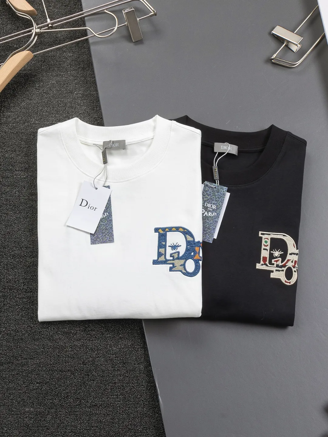 🅿️370 Dior CD micro-wide version S-XL (suit) CD 25SS New products are on sale simultaneously on the official website. CD bee embroidery🪡logo pattern on the chest, big bee Logo on the back panel🪡embroidered logo pattern Shorts🩳Back pocket As the leader in the luxury world, the D family is well-deserved. The first thing that catches the eye is the loose and comfortable three-color solid color black, white and blue. The ribbed short-sleeved shorts have become the best modification of the style, and the D family has the upper and lower body LOGOs listed on the chest. It also has a unique letter logo patch embroidery design, which highlights the texture! The most traditional modification method combined with the simplest color scale contrast forms the strongest and direct contrast, and this is often the most concise and clear minimalist modification method~~A nostalgic classic atmosphere also spreads in this work inadvertently! ! Featuring a distinctive 47 logo patch embroidery on the front, a unique tribute to Dior's historic year! Coupled with the blessing of cotton material, both the upper body comfort and the existence are unparalleled. It can be said to be a must-have companion in summer. The excellent breathability and comfortable wearing feeling are unparalleled~ Recommended! ! Color: Black White Size chart: S: Shoulder width 45.5 - Bust 52 - Length 70 M: Shoulder width 47 - Bust 54 - Length 72 L: Shoulder width 48.5 - Bust 56 - Length 74 M: Sitting circumference 60-waist circumference 56.5-trouser length 45 L: Sitting circumference 62-waist circumference 59-trouser length 46.5 XL: Sitting circumference 64-waist circumference 61.5-trouser length 48