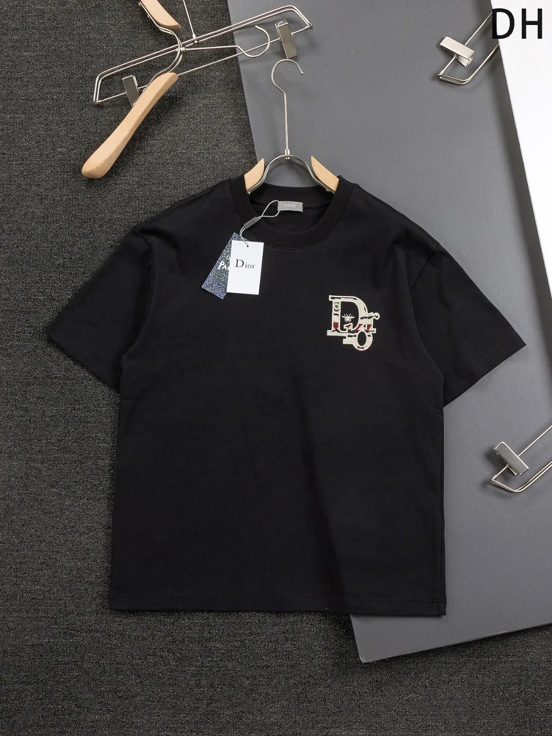 🅿️370 Dior CD micro-wide version S-XL (suit) CD 25SS New products are on sale simultaneously on the official website. CD bee embroidery🪡logo pattern on the chest, big bee Logo on the back panel🪡embroidered logo pattern Shorts🩳Back pocket As the leader in the luxury world, the D family is well-deserved. The first thing that catches the eye is the loose and comfortable three-color solid color black, white and blue. The ribbed short-sleeved shorts have become the best modification of the style, and the D family has the upper and lower body LOGOs listed on the chest. It also has a unique letter logo patch embroidery design, which highlights the texture! The most traditional modification method combined with the simplest color scale contrast forms the strongest and direct contrast, and this is often the most concise and clear minimalist modification method~~A nostalgic classic atmosphere also spreads in this work inadvertently! ! Featuring a distinctive 47 logo patch embroidery on the front, a unique tribute to Dior's historic year! Coupled with the blessing of cotton material, both the upper body comfort and the existence are unparalleled. It can be said to be a must-have companion in summer. The excellent breathability and comfortable wearing feeling are unparalleled~ Recommended! ! Color: Black White Size chart: S: Shoulder width 45.5 - Bust 52 - Length 70 M: Shoulder width 47 - Bust 54 - Length 72 L: Shoulder width 48.5 - Bust 56 - Length 74 M: Sitting circumference 60-waist circumference 56.5-trouser length 45 L: Sitting circumference 62-waist circumference 59-trouser length 46.5 XL: Sitting circumference 64-waist circumference 61.5-trouser length 48