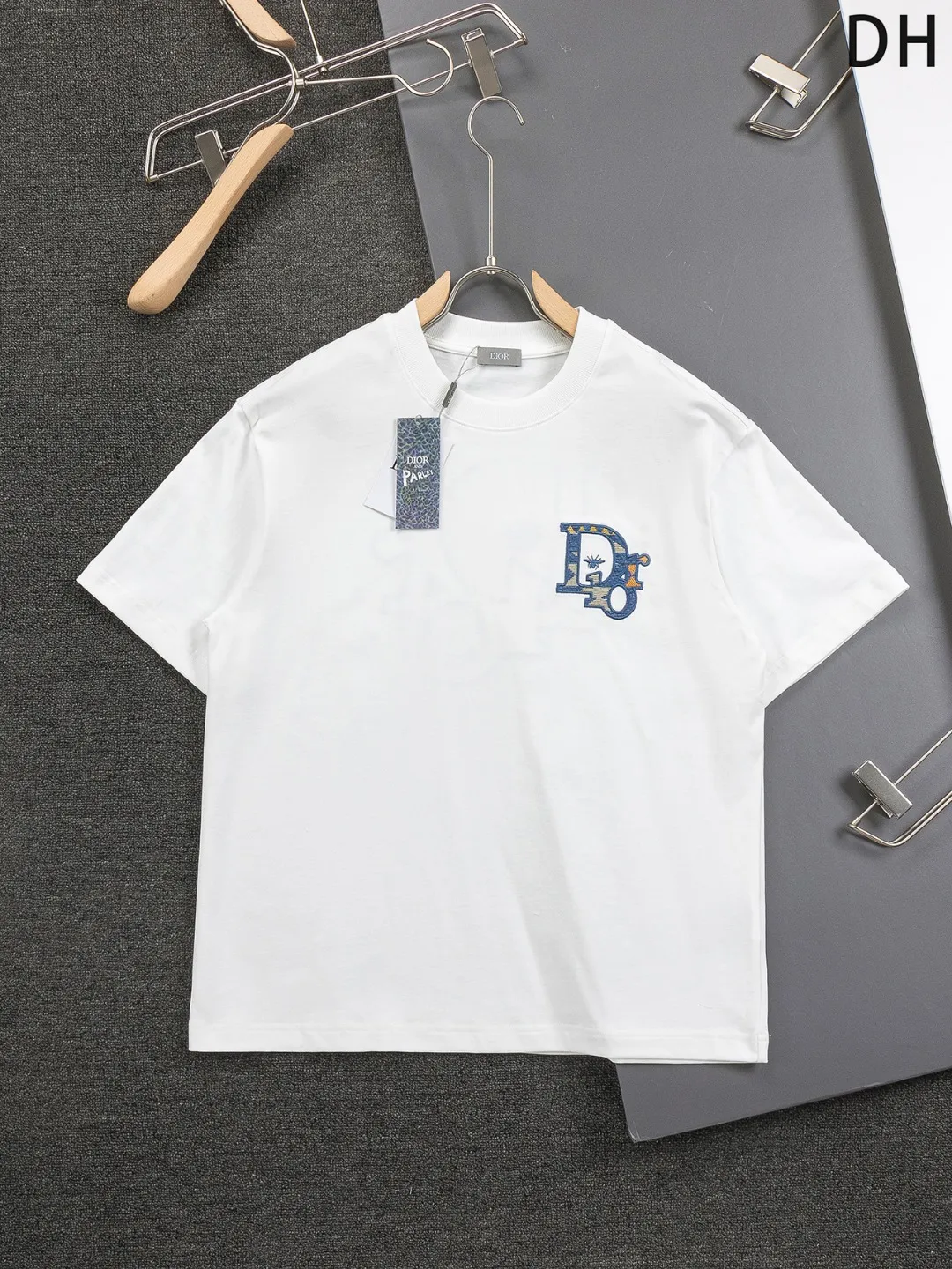 🅿️370 Dior CD micro-wide version S-XL (suit) CD 25SS New products are on sale simultaneously on the official website. CD bee embroidery🪡logo pattern on the chest, big bee Logo on the back panel🪡embroidered logo pattern Shorts🩳Back pocket As the leader in the luxury world, the D family is well-deserved. The first thing that catches the eye is the loose and comfortable three-color solid color black, white and blue. The ribbed short-sleeved shorts have become the best modification of the style, and the D family has the upper and lower body LOGOs listed on the chest. It also has a unique letter logo patch embroidery design, which highlights the texture! The most traditional modification method combined with the simplest color scale contrast forms the strongest and direct contrast, and this is often the most concise and clear minimalist modification method~~A nostalgic classic atmosphere also spreads in this work inadvertently! ! Featuring a distinctive 47 logo patch embroidery on the front, a unique tribute to Dior's historic year! Coupled with the blessing of cotton material, both the upper body comfort and the existence are unparalleled. It can be said to be a must-have companion in summer. The excellent breathability and comfortable wearing feeling are unparalleled~ Recommended! ! Color: Black White Size chart: S: Shoulder width 45.5 - Bust 52 - Length 70 M: Shoulder width 47 - Bust 54 - Length 72 L: Shoulder width 48.5 - Bust 56 - Length 74 M: Sitting circumference 60-waist circumference 56.5-trouser length 45 L: Sitting circumference 62-waist circumference 59-trouser length 46.5 XL: Sitting circumference 64-waist circumference 61.5-trouser length 48