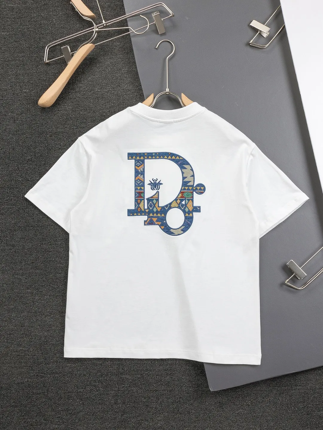 🅿️370 Dior CD micro-wide version S-XL (suit) CD 25SS New products are on sale simultaneously on the official website. CD bee embroidery🪡logo pattern on the chest, big bee Logo on the back panel🪡embroidered logo pattern Shorts🩳Back pocket As the leader in the luxury world, the D family is well-deserved. The first thing that catches the eye is the loose and comfortable three-color solid color black, white and blue. The ribbed short-sleeved shorts have become the best modification of the style, and the D family has the upper and lower body LOGOs listed on the chest. It also has a unique letter logo patch embroidery design, which highlights the texture! The most traditional modification method combined with the simplest color scale contrast forms the strongest and direct contrast, and this is often the most concise and clear minimalist modification method~~A nostalgic classic atmosphere also spreads in this work inadvertently! ! Featuring a distinctive 47 logo patch embroidery on the front, a unique tribute to Dior's historic year! Coupled with the blessing of cotton material, both the upper body comfort and the existence are unparalleled. It can be said to be a must-have companion in summer. The excellent breathability and comfortable wearing feeling are unparalleled~ Recommended! ! Color: Black White Size chart: S: Shoulder width 45.5 - Bust 52 - Length 70 M: Shoulder width 47 - Bust 54 - Length 72 L: Shoulder width 48.5 - Bust 56 - Length 74 M: Sitting circumference 60-waist circumference 56.5-trouser length 45 L: Sitting circumference 62-waist circumference 59-trouser length 46.5 XL: Sitting circumference 64-waist circumference 61.5-trouser length 48