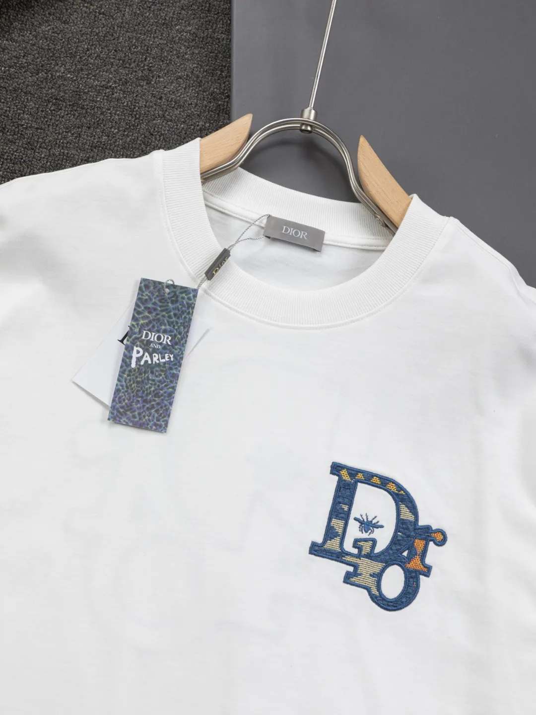 🅿️370 Dior CD micro-wide version S-XL (suit) CD 25SS New products are on sale simultaneously on the official website. CD bee embroidery🪡logo pattern on the chest, big bee Logo on the back panel🪡embroidered logo pattern Shorts🩳Back pocket As the leader in the luxury world, the D family is well-deserved. The first thing that catches the eye is the loose and comfortable three-color solid color black, white and blue. The ribbed short-sleeved shorts have become the best modification of the style, and the D family has the upper and lower body LOGOs listed on the chest. It also has a unique letter logo patch embroidery design, which highlights the texture! The most traditional modification method combined with the simplest color scale contrast forms the strongest and direct contrast, and this is often the most concise and clear minimalist modification method~~A nostalgic classic atmosphere also spreads in this work inadvertently! ! Featuring a distinctive 47 logo patch embroidery on the front, a unique tribute to Dior's historic year! Coupled with the blessing of cotton material, both the upper body comfort and the existence are unparalleled. It can be said to be a must-have companion in summer. The excellent breathability and comfortable wearing feeling are unparalleled~ Recommended! ! Color: Black White Size chart: S: Shoulder width 45.5 - Bust 52 - Length 70 M: Shoulder width 47 - Bust 54 - Length 72 L: Shoulder width 48.5 - Bust 56 - Length 74 M: Sitting circumference 60-waist circumference 56.5-trouser length 45 L: Sitting circumference 62-waist circumference 59-trouser length 46.5 XL: Sitting circumference 64-waist circumference 61.5-trouser length 48