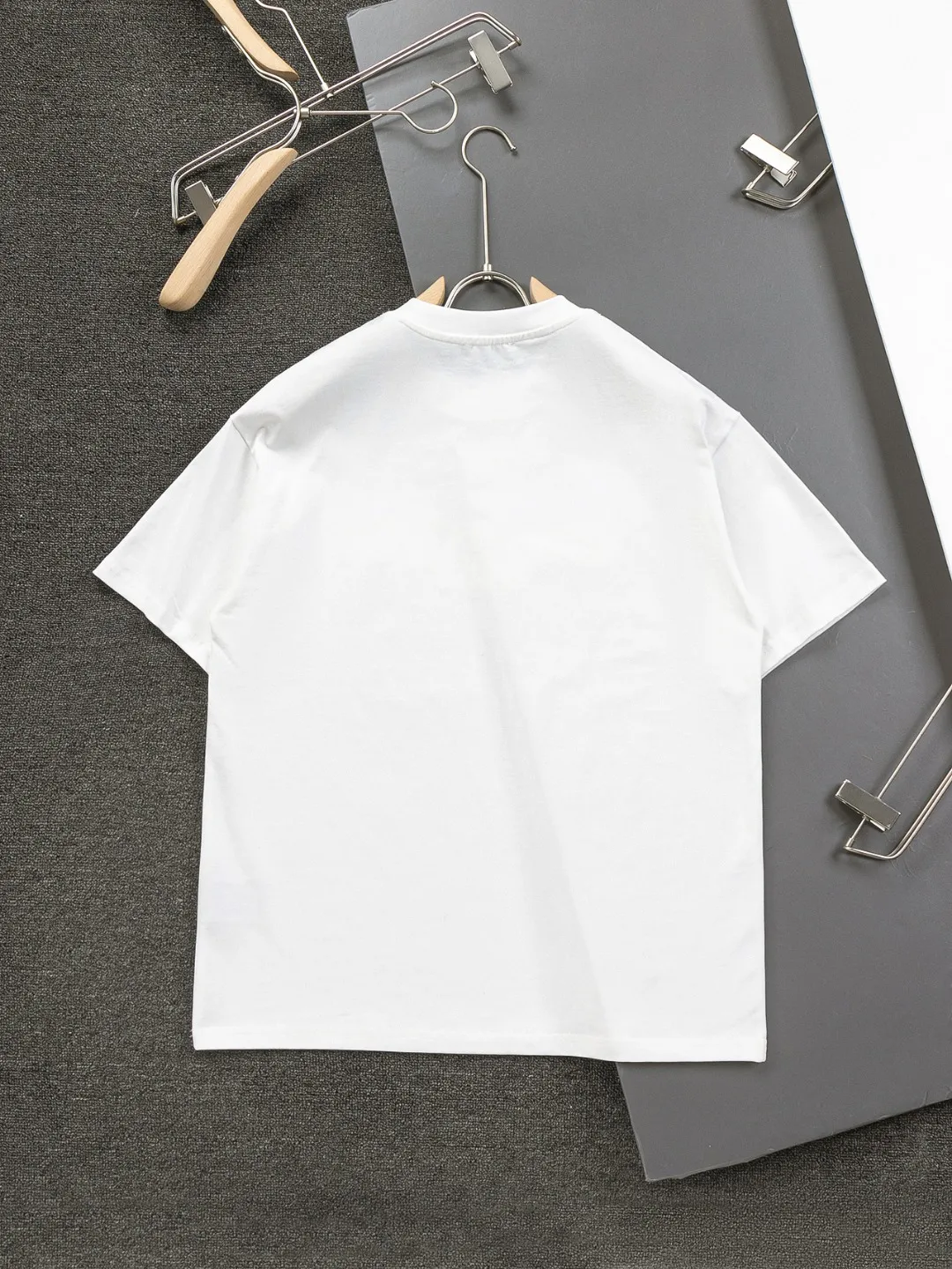 🅿️190 Dior Dior micro wide version CD micro wide version S-XL 26ss new product counter timeless classic CD letter embroidery🪡logo pattern As the leader in the luxury world, the D family is well-deserved. The first thing that catches the eye is the loose and comfortable black and white solid color version of the piece we are going to talk about today. The ribbed round collar has become the best modification of its version, and the D family has the upper body LOGO listed on the front, and the unique embroidery design of the letter logo patch highlights the texture! The most traditional modification method combined with the simplest color scale contrast forms the strongest and direct contrast, and this is often the most concise and clear minimalist modification method~~A nostalgic classic atmosphere also spreads in this work inadvertently! ! Featuring a distinctive 47 logo patch embroidery on the front, a unique tribute to Dior's historic year! Coupled with the blessing of 320 grams of cotton material, both the upper body comfort and the existence are unparalleled. It can be said to be a must-have companion in summer. The excellent breathability and comfortable wearing feeling are unparalleled~ Recommended! ! Color: Black White Blue Size: S-XL Size chart: S: Shoulder width 55-Bust 56-Length 71.5 M: Shoulder width 56.5-Bust 58-Length 73 L: Shoulder width 58-Bust 60-Length 74.5 XL: Shoulder width 59.5-Bust 62-Length 76