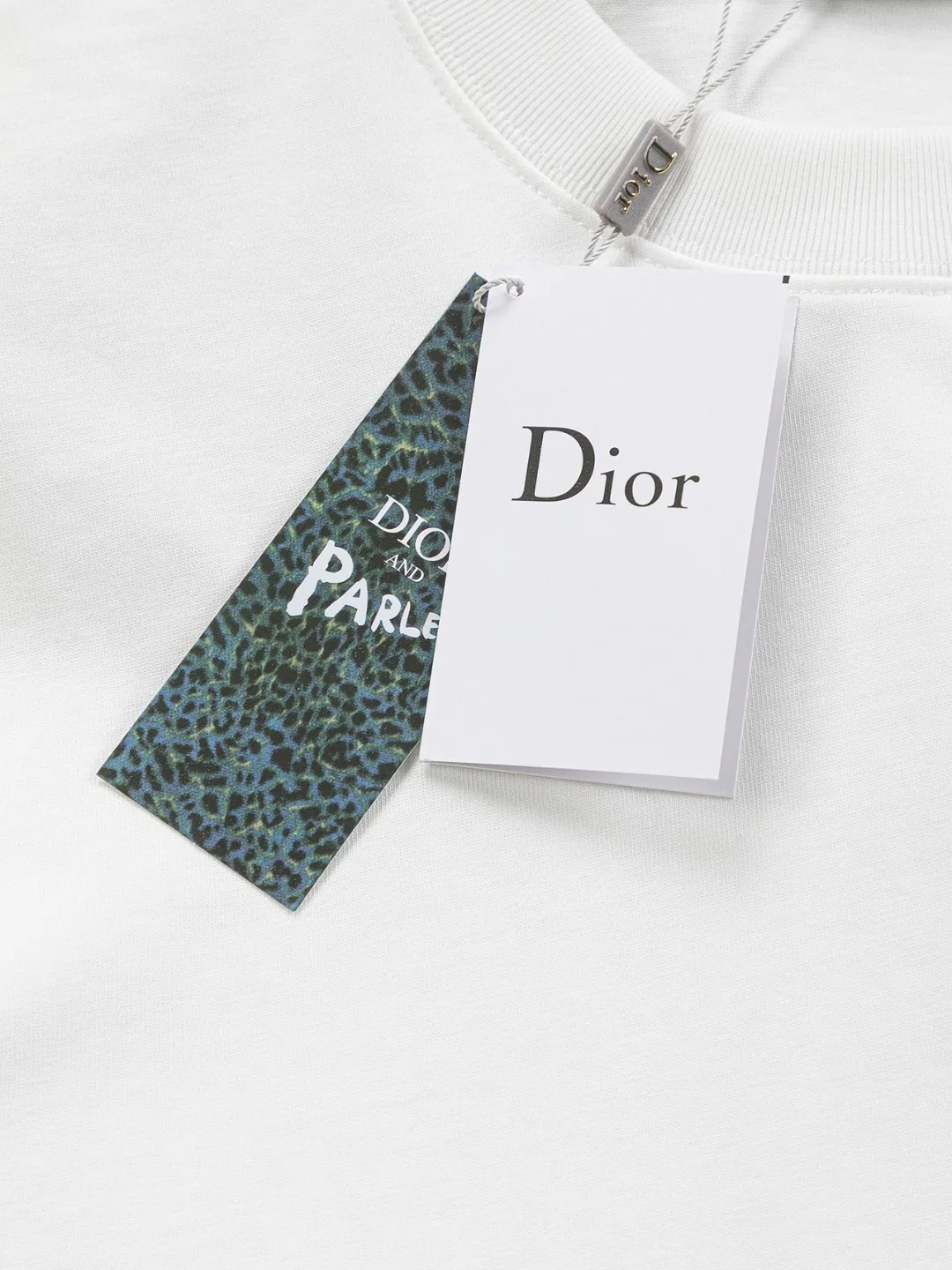 🅿️190 Dior Dior micro wide version CD micro wide version S-XL 26ss new product counter timeless classic CD letter embroidery🪡logo pattern As the leader in the luxury world, the D family is well-deserved. The first thing that catches the eye is the loose and comfortable black and white solid color version of the piece we are going to talk about today. The ribbed round collar has become the best modification of its version, and the D family has the upper body LOGO listed on the front, and the unique embroidery design of the letter logo patch highlights the texture! The most traditional modification method combined with the simplest color scale contrast forms the strongest and direct contrast, and this is often the most concise and clear minimalist modification method~~A nostalgic classic atmosphere also spreads in this work inadvertently! ! Featuring a distinctive 47 logo patch embroidery on the front, a unique tribute to Dior's historic year! Coupled with the blessing of 320 grams of cotton material, both the upper body comfort and the existence are unparalleled. It can be said to be a must-have companion in summer. The excellent breathability and comfortable wearing feeling are unparalleled~ Recommended! ! Color: Black White Blue Size: S-XL Size chart: S: Shoulder width 55-Bust 56-Length 71.5 M: Shoulder width 56.5-Bust 58-Length 73 L: Shoulder width 58-Bust 60-Length 74.5 XL: Shoulder width 59.5-Bust 62-Length 76