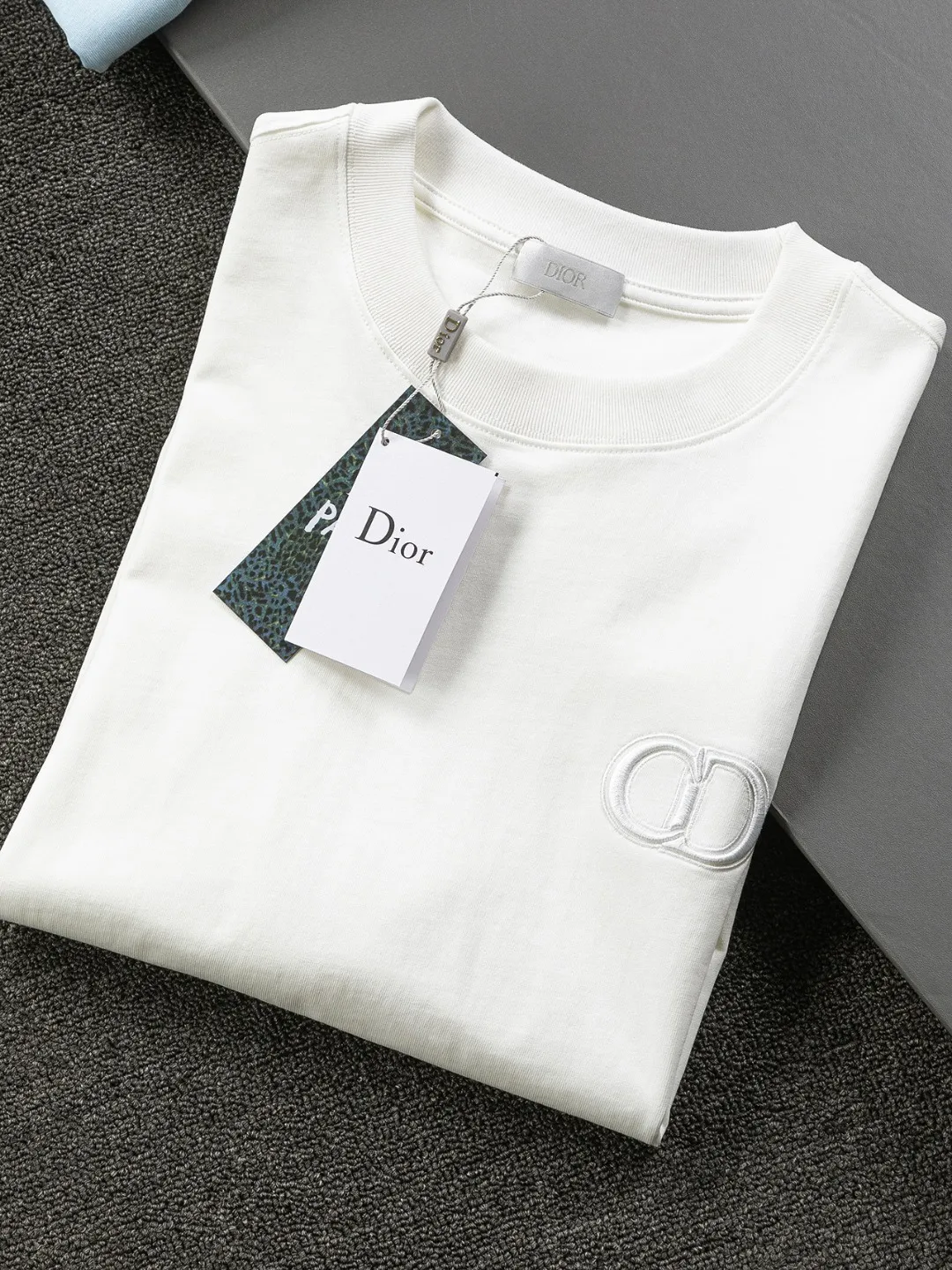 🅿️190 Dior Dior micro wide version CD micro wide version S-XL 26ss new product counter timeless classic CD letter embroidery🪡logo pattern As the leader in the luxury world, the D family is well-deserved. The first thing that catches the eye is the loose and comfortable black and white solid color version of the piece we are going to talk about today. The ribbed round collar has become the best modification of its version, and the D family has the upper body LOGO listed on the front, and the unique embroidery design of the letter logo patch highlights the texture! The most traditional modification method combined with the simplest color scale contrast forms the strongest and direct contrast, and this is often the most concise and clear minimalist modification method~~A nostalgic classic atmosphere also spreads in this work inadvertently! ! Featuring a distinctive 47 logo patch embroidery on the front, a unique tribute to Dior's historic year! Coupled with the blessing of 320 grams of cotton material, both the upper body comfort and the existence are unparalleled. It can be said to be a must-have companion in summer. The excellent breathability and comfortable wearing feeling are unparalleled~ Recommended! ! Color: Black White Blue Size: S-XL Size chart: S: Shoulder width 55-Bust 56-Length 71.5 M: Shoulder width 56.5-Bust 58-Length 73 L: Shoulder width 58-Bust 60-Length 74.5 XL: Shoulder width 59.5-Bust 62-Length 76