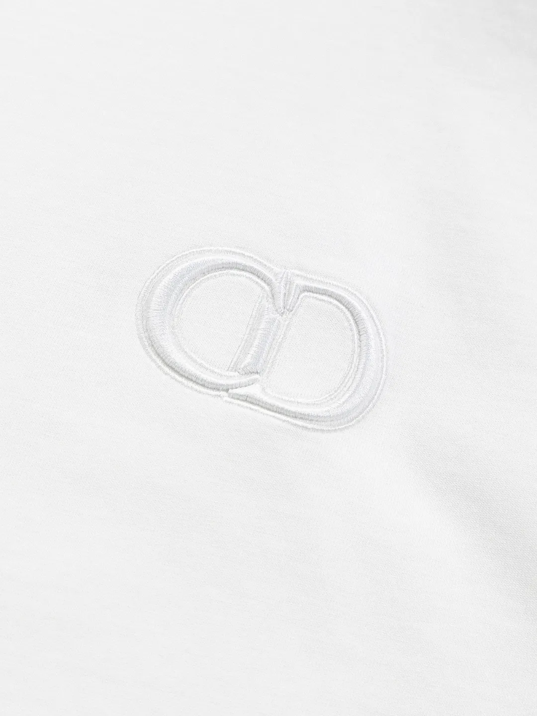 🅿️190 Dior Dior micro wide version CD micro wide version S-XL 26ss new product counter timeless classic CD letter embroidery🪡logo pattern As the leader in the luxury world, the D family is well-deserved. The first thing that catches the eye is the loose and comfortable black and white solid color version of the piece we are going to talk about today. The ribbed round collar has become the best modification of its version, and the D family has the upper body LOGO listed on the front, and the unique embroidery design of the letter logo patch highlights the texture! The most traditional modification method combined with the simplest color scale contrast forms the strongest and direct contrast, and this is often the most concise and clear minimalist modification method~~A nostalgic classic atmosphere also spreads in this work inadvertently! ! Featuring a distinctive 47 logo patch embroidery on the front, a unique tribute to Dior's historic year! Coupled with the blessing of 320 grams of cotton material, both the upper body comfort and the existence are unparalleled. It can be said to be a must-have companion in summer. The excellent breathability and comfortable wearing feeling are unparalleled~ Recommended! ! Color: Black White Blue Size: S-XL Size chart: S: Shoulder width 55-Bust 56-Length 71.5 M: Shoulder width 56.5-Bust 58-Length 73 L: Shoulder width 58-Bust 60-Length 74.5 XL: Shoulder width 59.5-Bust 62-Length 76