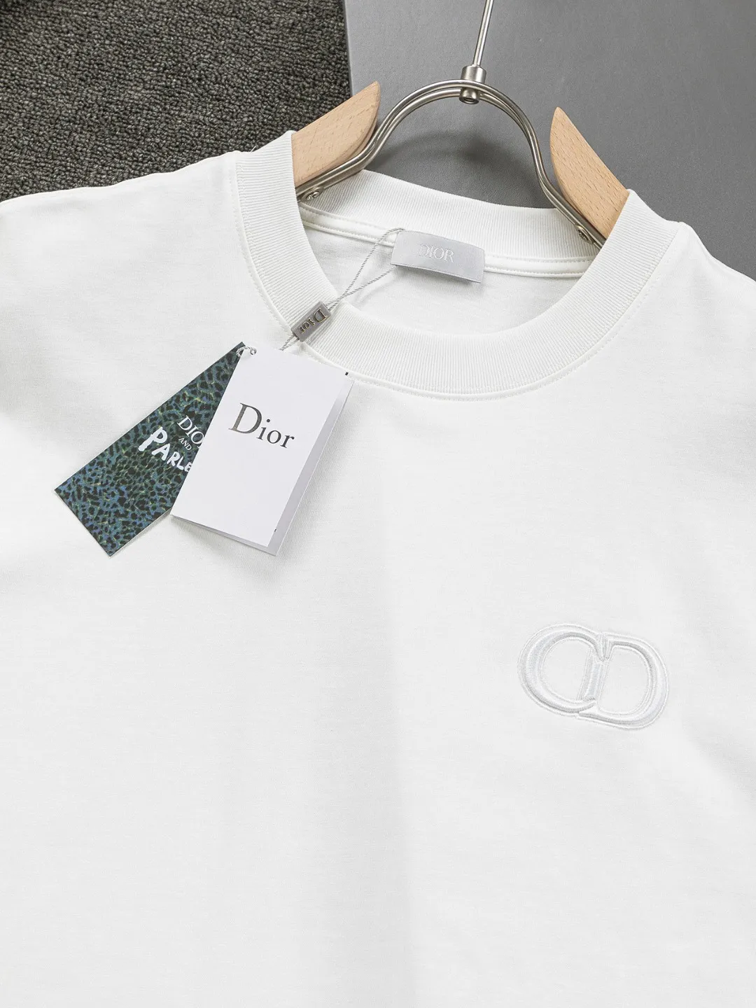 🅿️190 Dior Dior micro wide version CD micro wide version S-XL 26ss new product counter timeless classic CD letter embroidery🪡logo pattern As the leader in the luxury world, the D family is well-deserved. The first thing that catches the eye is the loose and comfortable black and white solid color version of the piece we are going to talk about today. The ribbed round collar has become the best modification of its version, and the D family has the upper body LOGO listed on the front, and the unique embroidery design of the letter logo patch highlights the texture! The most traditional modification method combined with the simplest color scale contrast forms the strongest and direct contrast, and this is often the most concise and clear minimalist modification method~~A nostalgic classic atmosphere also spreads in this work inadvertently! ! Featuring a distinctive 47 logo patch embroidery on the front, a unique tribute to Dior's historic year! Coupled with the blessing of 320 grams of cotton material, both the upper body comfort and the existence are unparalleled. It can be said to be a must-have companion in summer. The excellent breathability and comfortable wearing feeling are unparalleled~ Recommended! ! Color: Black White Blue Size: S-XL Size chart: S: Shoulder width 55-Bust 56-Length 71.5 M: Shoulder width 56.5-Bust 58-Length 73 L: Shoulder width 58-Bust 60-Length 74.5 XL: Shoulder width 59.5-Bust 62-Length 76