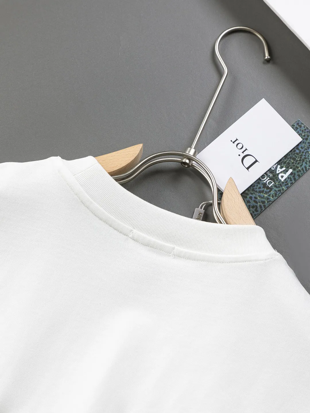 🅿️190 Dior Dior micro wide version CD micro wide version S-XL 26ss new product counter timeless classic CD letter embroidery🪡logo pattern As the leader in the luxury world, the D family is well-deserved. The first thing that catches the eye is the loose and comfortable black and white solid color version of the piece we are going to talk about today. The ribbed round collar has become the best modification of its version, and the D family has the upper body LOGO listed on the front, and the unique embroidery design of the letter logo patch highlights the texture! The most traditional modification method combined with the simplest color scale contrast forms the strongest and direct contrast, and this is often the most concise and clear minimalist modification method~~A nostalgic classic atmosphere also spreads in this work inadvertently! ! Featuring a distinctive 47 logo patch embroidery on the front, a unique tribute to Dior's historic year! Coupled with the blessing of 320 grams of cotton material, both the upper body comfort and the existence are unparalleled. It can be said to be a must-have companion in summer. The excellent breathability and comfortable wearing feeling are unparalleled~ Recommended! ! Color: Black White Blue Size: S-XL Size chart: S: Shoulder width 55-Bust 56-Length 71.5 M: Shoulder width 56.5-Bust 58-Length 73 L: Shoulder width 58-Bust 60-Length 74.5 XL: Shoulder width 59.5-Bust 62-Length 76