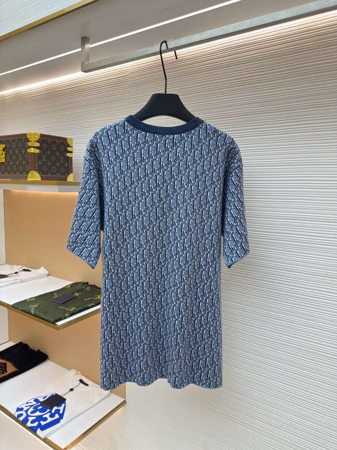 DIOR blue all-over jacquard cotton short sleeves ●Authentic product: 13500 purchased and developed ●Item number: 1680548-B15 ●Fabric: pure cotton fabric ●Technology: jacquard production ●Version: fitted version ●Weight: about 370 grams ●Size: The jacquard is all over the logo, and the similarity is 99%. In order to restore the original effect to the maximum extent, the whole body is decorated with contrasting Oblique printing. It has a loose fit and can be matched with all kinds of jeans to add a casual style. The overall wiring is straight and delicate, the fabric is comfortable and soft, and the color is consistent without color difference. It can be matched with the same style to create a fashionable look and control various occasions. Customized accessories, complete with three standards, same style for men and women!