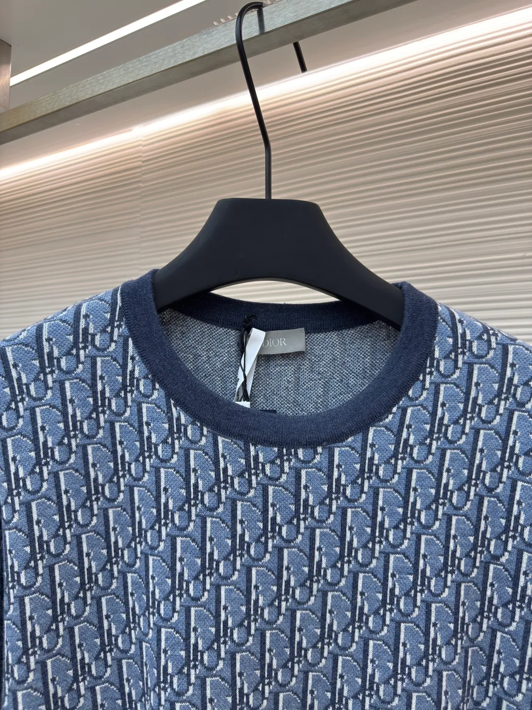 DIOR blue all-over jacquard cotton short sleeves ●Authentic product: 13500 purchased and developed ●Item number: 1680548-B15 ●Fabric: pure cotton fabric ●Technology: jacquard production ●Version: fitted version ●Weight: about 370 grams ●Size: The jacquard is all over the logo, and the similarity is 99%. In order to restore the original effect to the maximum extent, the whole body is decorated with contrasting Oblique printing. It has a loose fit and can be matched with all kinds of jeans to add a casual style. The overall wiring is straight and delicate, the fabric is comfortable and soft, and the color is consistent without color difference. It can be matched with the same style to create a fashionable look and control various occasions. Customized accessories, complete with three standards, same style for men and women!