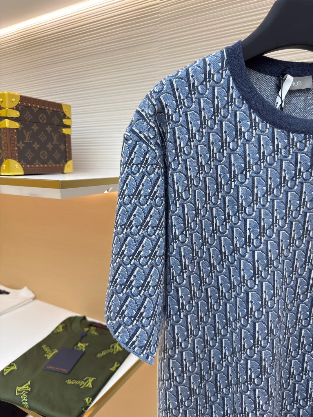 DIOR blue all-over jacquard cotton short sleeves ●Authentic product: 13500 purchased and developed ●Item number: 1680548-B15 ●Fabric: pure cotton fabric ●Technology: jacquard production ●Version: fitted version ●Weight: about 370 grams ●Size: The jacquard is all over the logo, and the similarity is 99%. In order to restore the original effect to the maximum extent, the whole body is decorated with contrasting Oblique printing. It has a loose fit and can be matched with all kinds of jeans to add a casual style. The overall wiring is straight and delicate, the fabric is comfortable and soft, and the color is consistent without color difference. It can be matched with the same style to create a fashionable look and control various occasions. Customized accessories, complete with three standards, same style for men and women!