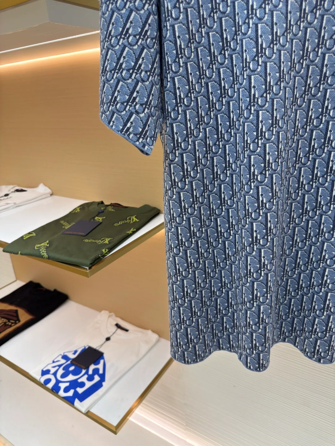 DIOR blue all-over jacquard cotton short sleeves ●Authentic product: 13500 purchased and developed ●Item number: 1680548-B15 ●Fabric: pure cotton fabric ●Technology: jacquard production ●Version: fitted version ●Weight: about 370 grams ●Size: The jacquard is all over the logo, and the similarity is 99%. In order to restore the original effect to the maximum extent, the whole body is decorated with contrasting Oblique printing. It has a loose fit and can be matched with all kinds of jeans to add a casual style. The overall wiring is straight and delicate, the fabric is comfortable and soft, and the color is consistent without color difference. It can be matched with the same style to create a fashionable look and control various occasions. Customized accessories, complete with three standards, same style for men and women!