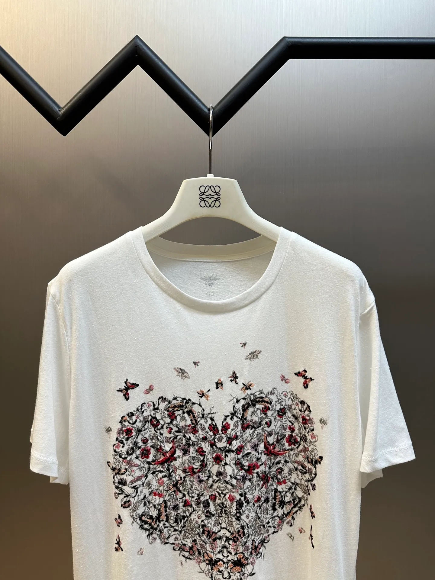 🅿️330 Women's Dior Heart Floral Embroidered Short Sleeve This T-shirt from the Dioramour limited series is decorated with multi-color Cœur des Curiosités graphic print and embroidery designed by Pietro Ruffo. The floral design is enhanced with symbols such as bees, butterflies and swallows, paying tribute to Dior's love and romance.  Crafted from white cotton and linen-blend jersey in a classic crew neck silhouette, it's decorated with the iconic Bee logo. Perfect for all seasons, it can be paired with other Dioramour pieces from the collection for a sophisticated look.  size：s m l