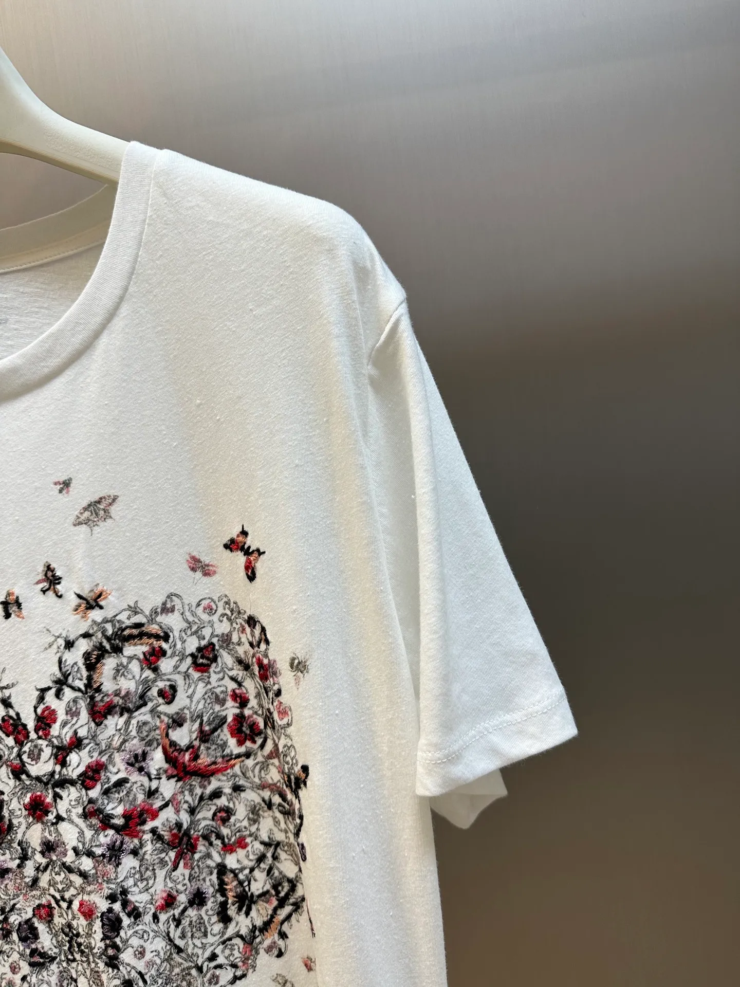 🅿️330 Women's Dior Heart Floral Embroidered Short Sleeve This T-shirt from the Dioramour limited series is decorated with multi-color Cœur des Curiosités graphic print and embroidery designed by Pietro Ruffo. The floral design is enhanced with symbols such as bees, butterflies and swallows, paying tribute to Dior's love and romance.  Crafted from white cotton and linen-blend jersey in a classic crew neck silhouette, it's decorated with the iconic Bee logo. Perfect for all seasons, it can be paired with other Dioramour pieces from the collection for a sophisticated look.  size：s m l