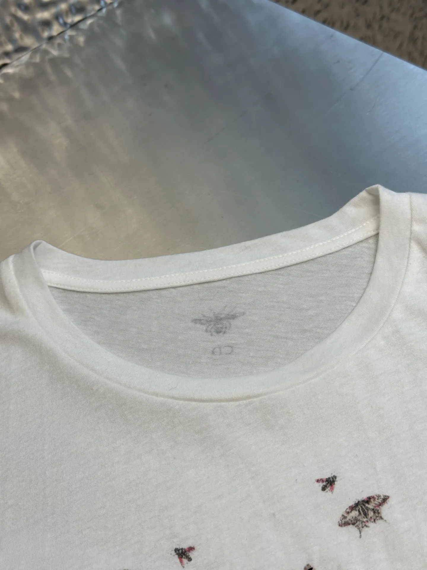 🅿️330 Women's Dior Heart Floral Embroidered Short Sleeve This T-shirt from the Dioramour limited series is decorated with multi-color Cœur des Curiosités graphic print and embroidery designed by Pietro Ruffo. The floral design is enhanced with symbols such as bees, butterflies and swallows, paying tribute to Dior's love and romance.  Crafted from white cotton and linen-blend jersey in a classic crew neck silhouette, it's decorated with the iconic Bee logo. Perfect for all seasons, it can be paired with other Dioramour pieces from the collection for a sophisticated look.  size：s m l
