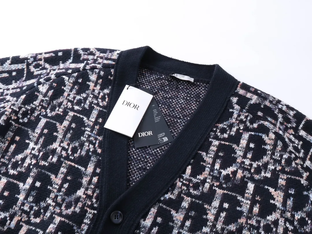 🅿️290 Dior CD Blue Sheep Wool Jacquard Oblique Printed Sweater Cardigan Jacket Description This sweater is decorated with Dior's classic Oblique print. Crafted from blue sheepskin jacquard with ribbed details. Can be paired with a variety of outfits to show off your personality. Multicolor Oblique print throughout Ribbed cuffs and hem 100% sheep wool Size: XS-L
