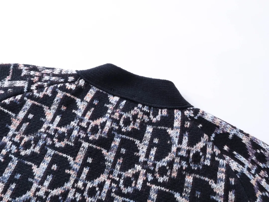🅿️290 Dior CD Blue Sheep Wool Jacquard Oblique Printed Sweater Cardigan Jacket Description This sweater is decorated with Dior's classic Oblique print. Crafted from blue sheepskin jacquard with ribbed details. Can be paired with a variety of outfits to show off your personality. Multicolor Oblique print throughout Ribbed cuffs and hem 100% sheep wool Size: XS-L
