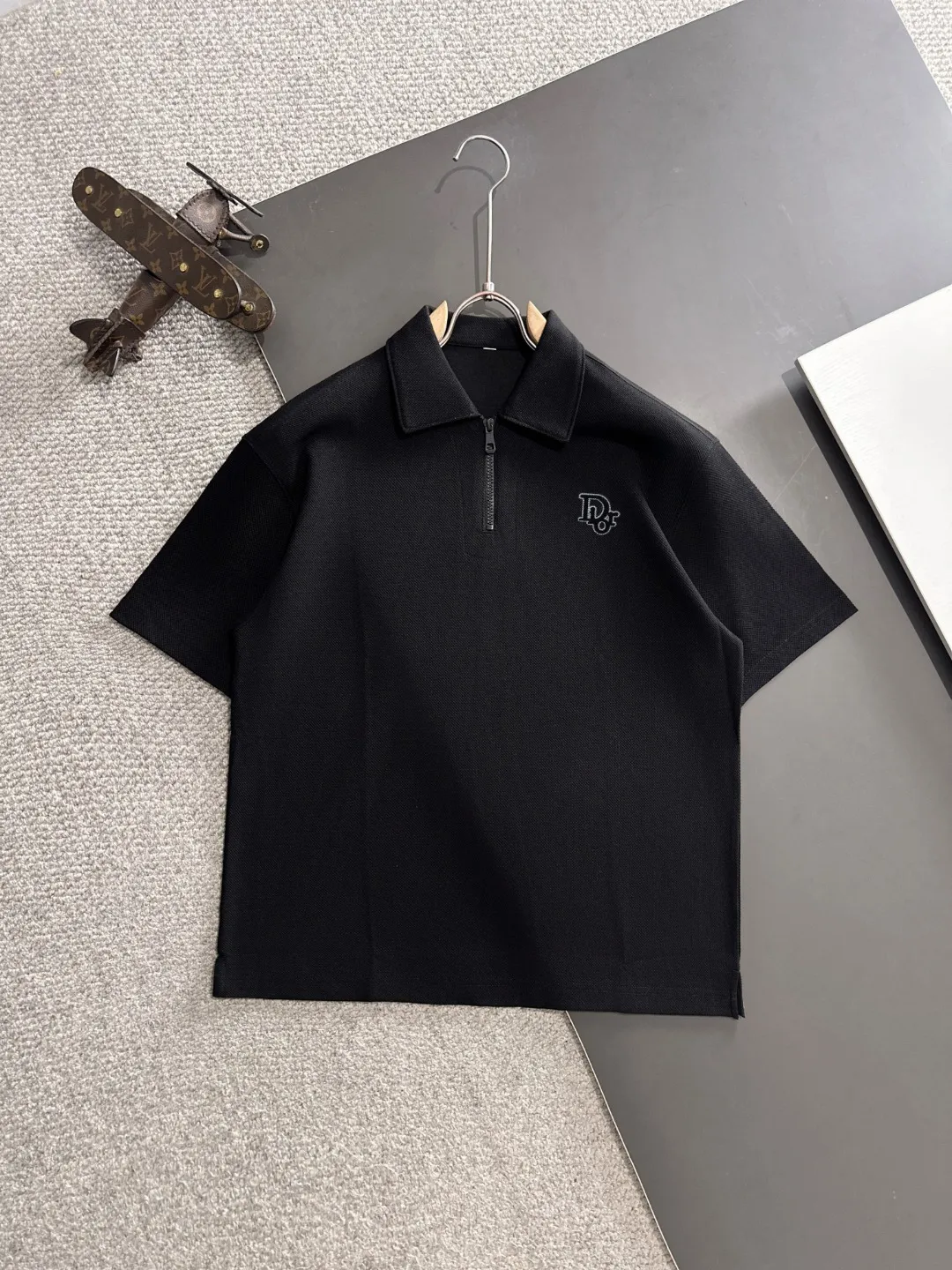 🅿️330 shipped the next day. High version DIOR/Dior 25ss spring and summer new high-definition pique cotton T-shirt. Made in Italy with imported machines. Truly luxurious and high-quality. 1:1COPY with eyes closed. Heavy combed fabrics, high-strength and heavy-weight fabrics feel substantial when weighed. The upper body is also more textured than ordinary T-shirts and is not easy to deform. This texture can cope with the weather. It absorbs sweat and is breathable, suitable for both hot and cold conditions! Perfectly produced with reference to the original stitch and stitch! The loose fit design is super noble. Custom-woven signature ribbed collar, cuffs, and hem. Really rare and rare goods Size: M-XXXL