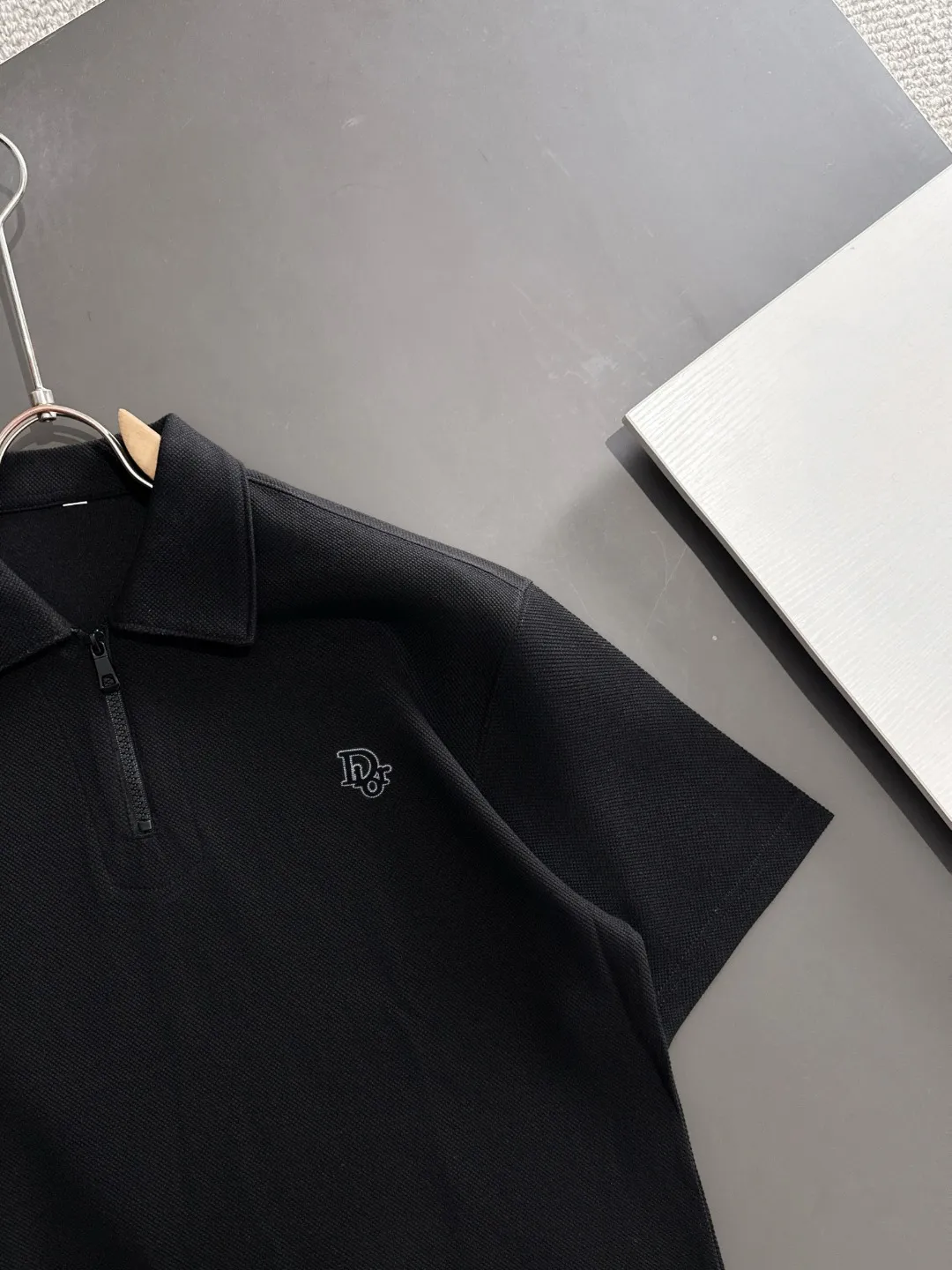 🅿️330 shipped the next day. High version DIOR/Dior 25ss spring and summer new high-definition pique cotton T-shirt. Made in Italy with imported machines. Truly luxurious and high-quality. 1:1COPY with eyes closed. Heavy combed fabrics, high-strength and heavy-weight fabrics feel substantial when weighed. The upper body is also more textured than ordinary T-shirts and is not easy to deform. This texture can cope with the weather. It absorbs sweat and is breathable, suitable for both hot and cold conditions! Perfectly produced with reference to the original stitch and stitch! The loose fit design is super noble. Custom-woven signature ribbed collar, cuffs, and hem. Really rare and rare goods Size: M-XXXL