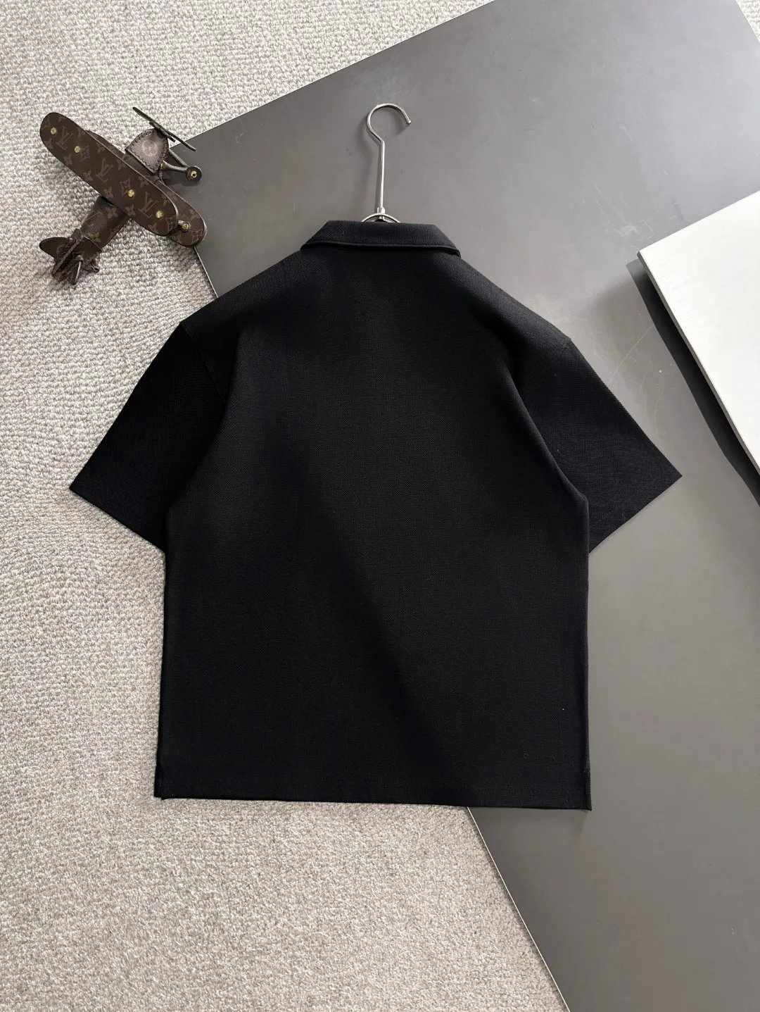 🅿️330 shipped the next day. High version DIOR/Dior 25ss spring and summer new high-definition pique cotton T-shirt. Made in Italy with imported machines. Truly luxurious and high-quality. 1:1COPY with eyes closed. Heavy combed fabrics, high-strength and heavy-weight fabrics feel substantial when weighed. The upper body is also more textured than ordinary T-shirts and is not easy to deform. This texture can cope with the weather. It absorbs sweat and is breathable, suitable for both hot and cold conditions! Perfectly produced with reference to the original stitch and stitch! The loose fit design is super noble. Custom-woven signature ribbed collar, cuffs, and hem. Really rare and rare goods Size: M-XXXL