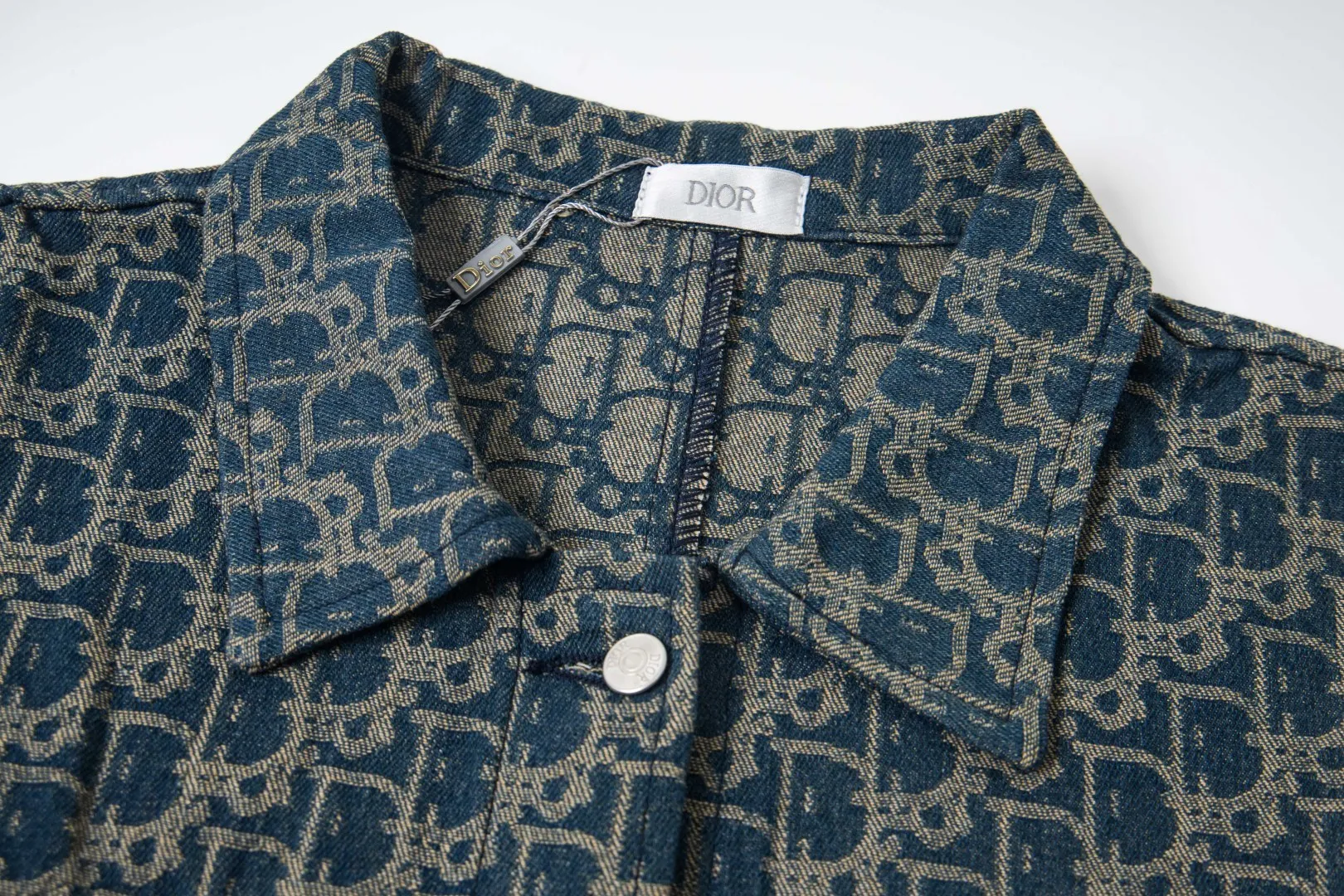 🅿️330 New: Style number: B135 DIOR classic logo all-over jacquard retro washed denim couple casual jacket 1⃣️Customized all-over printed knitted jacquard silk fabric, all-over printed jacquard adopts thousands of needle embroidery technology to perfectly control every stitch and thread. Different from other versions in the market, the fabric adopts customized dyeing and ultra-high washed tie-dye technology, complex workmanship, very high-quality fabric! Precise and high-quality jacquard craftsmanship allows the logo and fabric to be integrated into one! 2⃣️After washing, the upper body is soft and comfortable, extremely delicate, and feels solid, smooth and soft. The fabric has the characteristics of being wrinkle-free and has an invincible feel. The details are handled perfectly! 3⃣️Fashionable and personalized, the style is fashionable, simple and elegant, and it is a very versatile jacket!    Same style for men and women Color: Picture color Size: S. M. L. XL