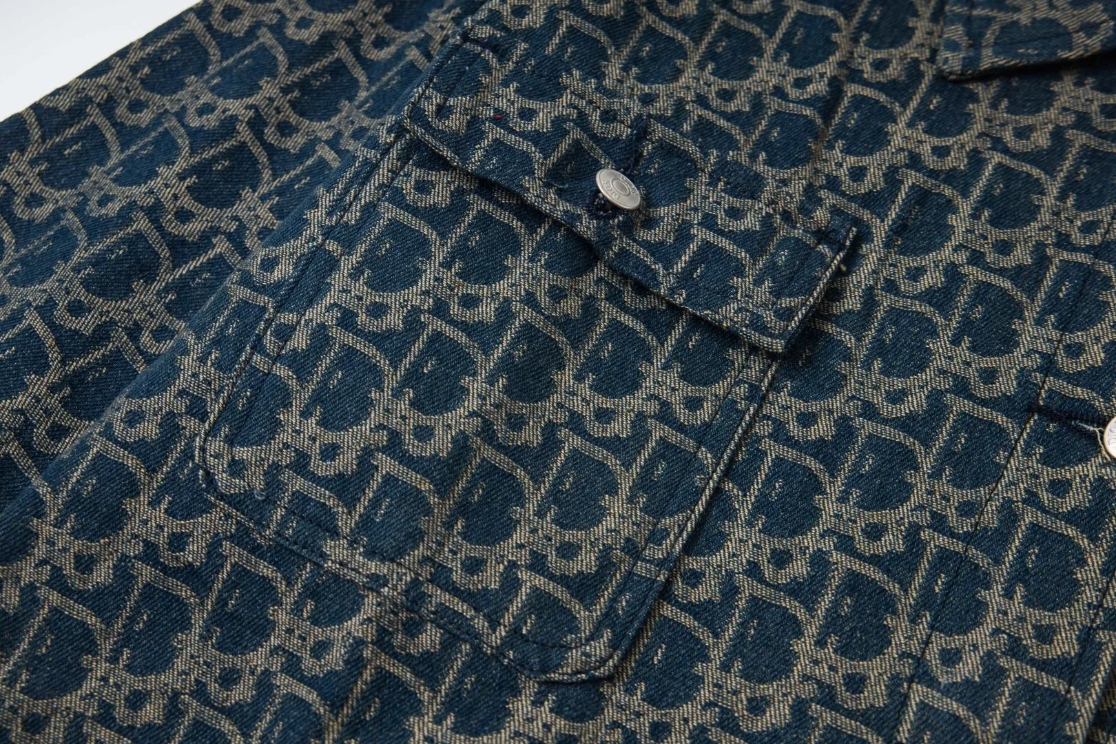 🅿️330 New: Style number: B135 DIOR classic logo all-over jacquard retro washed denim couple casual jacket 1⃣️Customized all-over printed knitted jacquard silk fabric, all-over printed jacquard adopts thousands of needle embroidery technology to perfectly control every stitch and thread. Different from other versions in the market, the fabric adopts customized dyeing and ultra-high washed tie-dye technology, complex workmanship, very high-quality fabric! Precise and high-quality jacquard craftsmanship allows the logo and fabric to be integrated into one! 2⃣️After washing, the upper body is soft and comfortable, extremely delicate, and feels solid, smooth and soft. The fabric has the characteristics of being wrinkle-free and has an invincible feel. The details are handled perfectly! 3⃣️Fashionable and personalized, the style is fashionable, simple and elegant, and it is a very versatile jacket!    Same style for men and women Color: Picture color Size: S. M. L. XL
