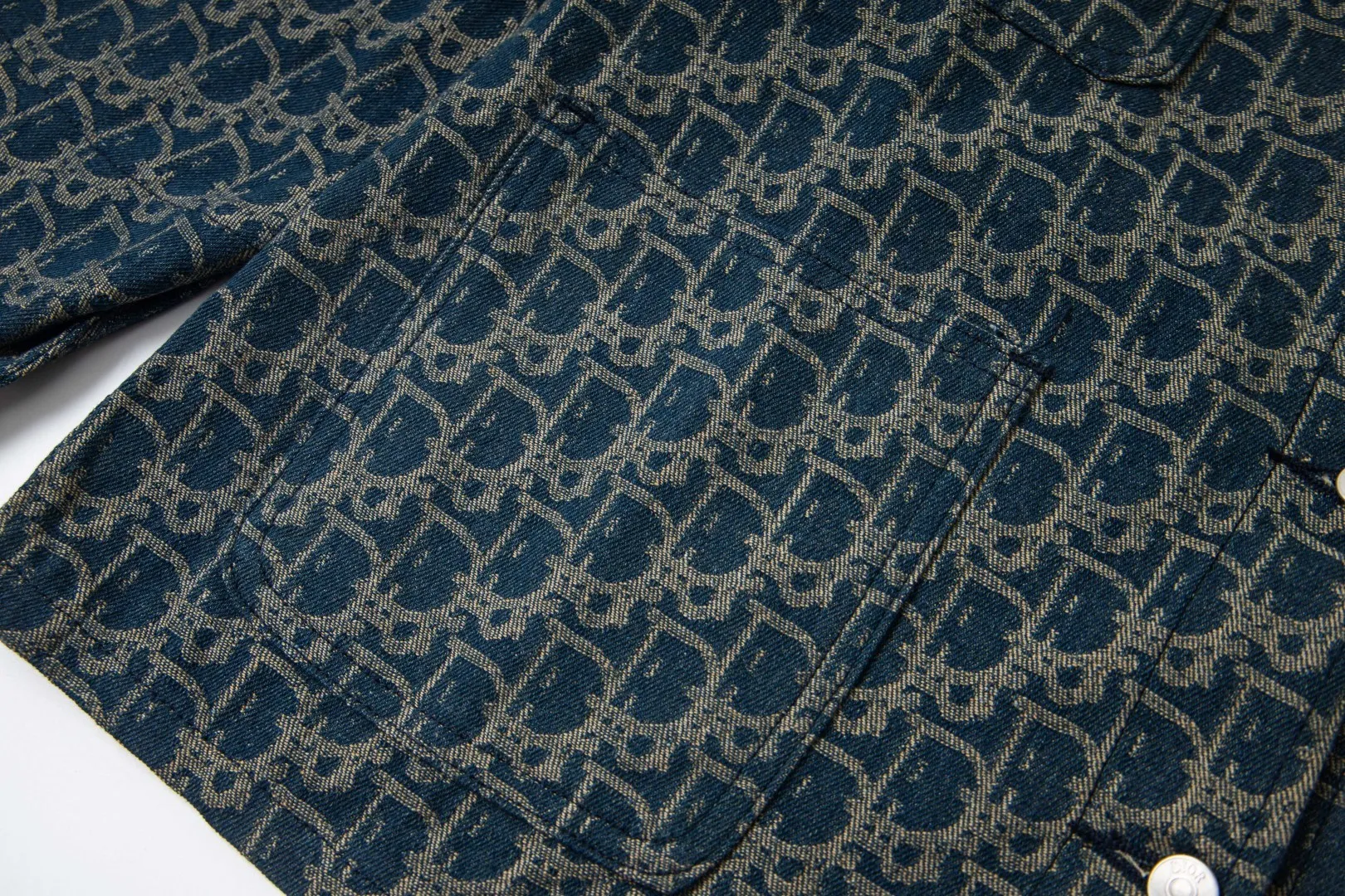 🅿️330 New: Style number: B135 DIOR classic logo all-over jacquard retro washed denim couple casual jacket 1⃣️Customized all-over printed knitted jacquard silk fabric, all-over printed jacquard adopts thousands of needle embroidery technology to perfectly control every stitch and thread. Different from other versions in the market, the fabric adopts customized dyeing and ultra-high washed tie-dye technology, complex workmanship, very high-quality fabric! Precise and high-quality jacquard craftsmanship allows the logo and fabric to be integrated into one! 2⃣️After washing, the upper body is soft and comfortable, extremely delicate, and feels solid, smooth and soft. The fabric has the characteristics of being wrinkle-free and has an invincible feel. The details are handled perfectly! 3⃣️Fashionable and personalized, the style is fashionable, simple and elegant, and it is a very versatile jacket!    Same style for men and women Color: Picture color Size: S. M. L. XL