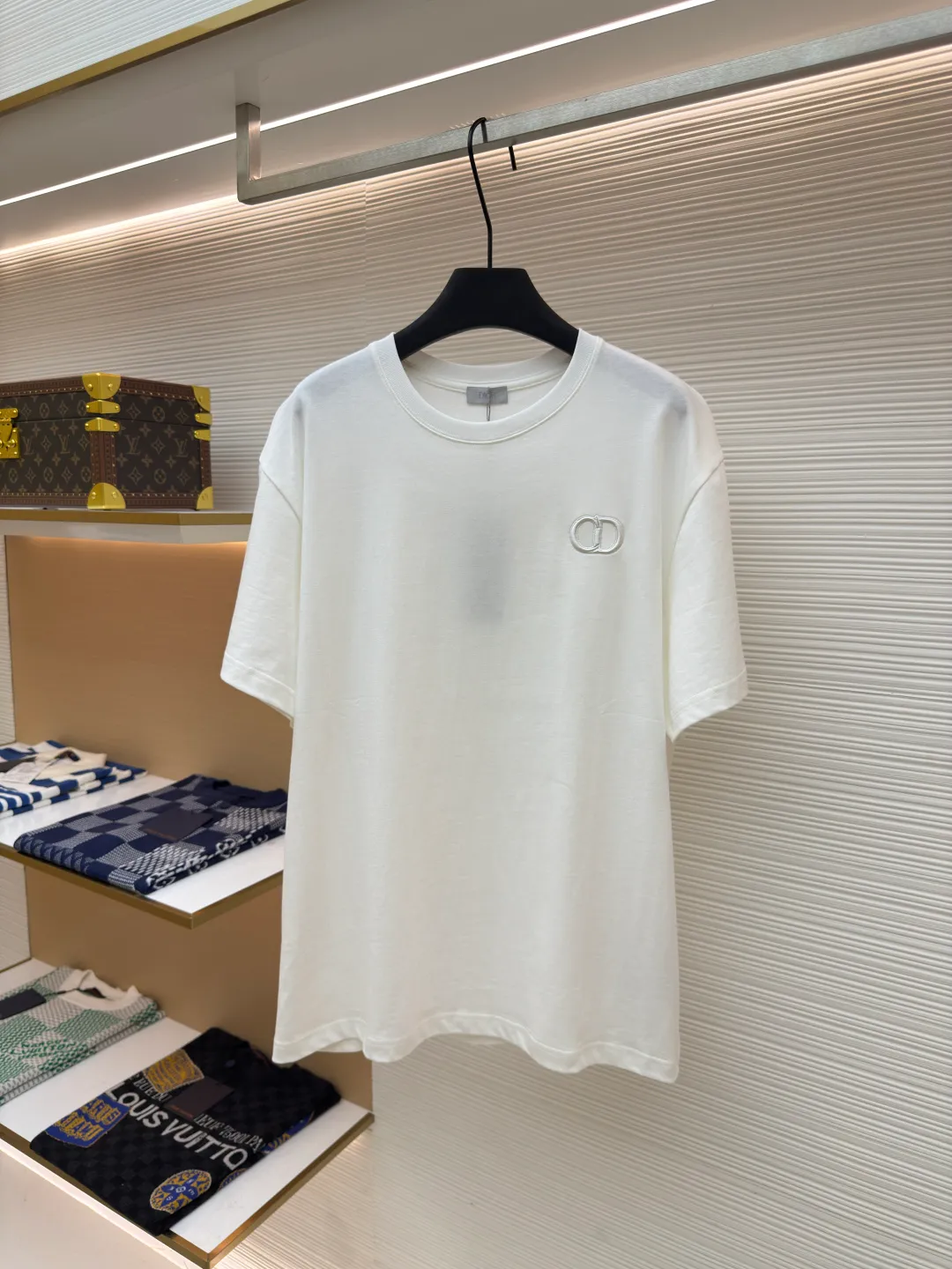 DIOR CD letter embroidered round neck short sleeves ●Authentic product: Purchased and developed for 5400 ●Item number: 1680438-A00 ●Fabric: pure cotton fabric ●Technology: embroidery process ●Version: fitted version ●Weight: about 290 grams ●Size: XS-S-M-L ●Description: Color is custom-woven and dyed, "CD" design on the chest. A perfect fashionable and trendy item! The oversize version is very slimming and can be worn with a T-skirt or shorts. Who wouldn’t love it? The texture of the customized fabric is super versatile and can be worn in all seasons. The overall routing is straight and delicate, the fabric is comfortable and soft, and the color is consistent with no color difference. It can be matched with the same style to create a fashionable look and control various occasions. Customized accessories, complete with three labels, same style for men and women!