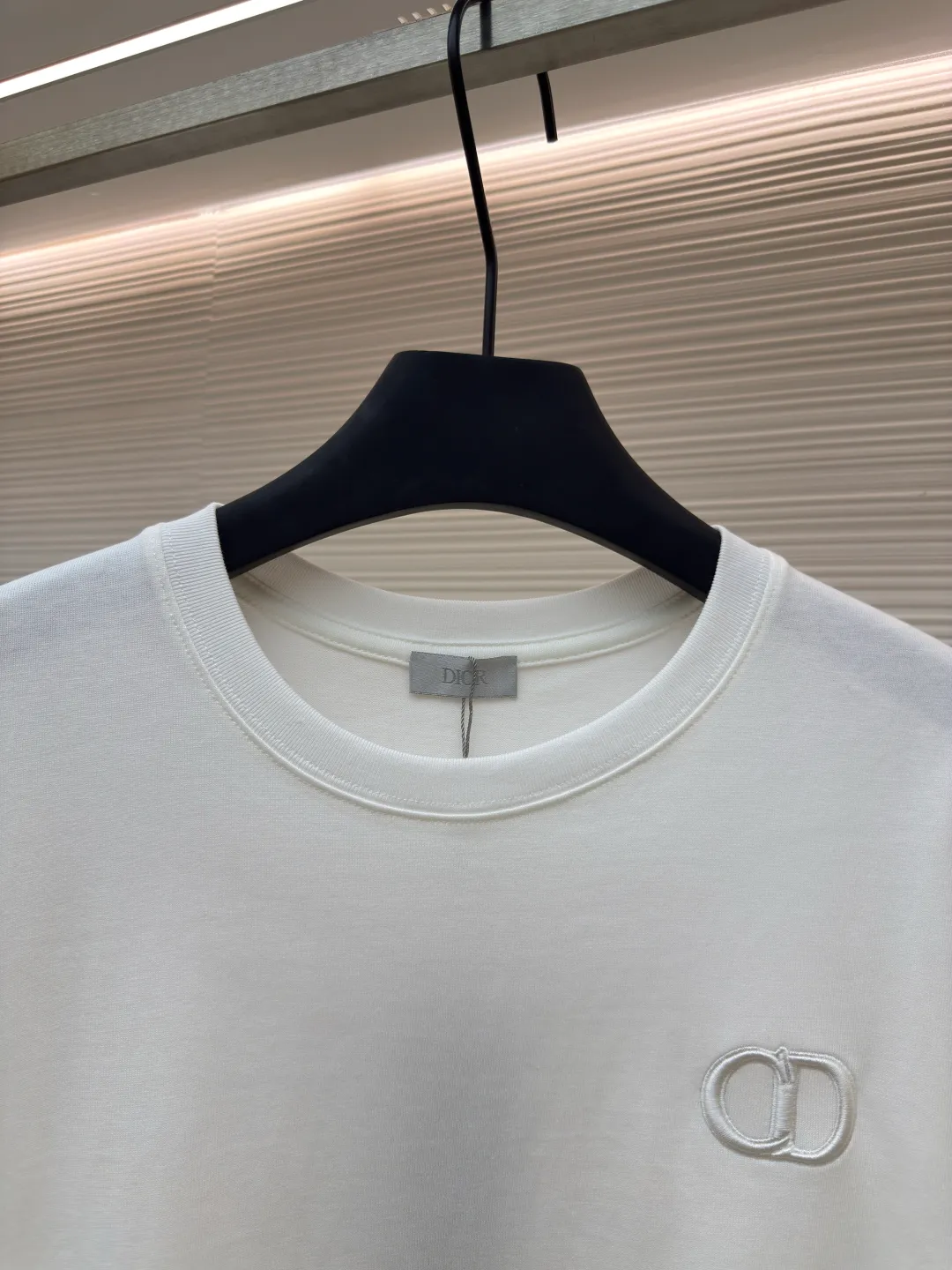 DIOR CD letter embroidered round neck short sleeves ●Authentic product: Purchased and developed for 5400 ●Item number: 1680438-A00 ●Fabric: pure cotton fabric ●Technology: embroidery process ●Version: fitted version ●Weight: about 290 grams ●Size: XS-S-M-L ●Description: Color is custom-woven and dyed, "CD" design on the chest. A perfect fashionable and trendy item! The oversize version is very slimming and can be worn with a T-skirt or shorts. Who wouldn’t love it? The texture of the customized fabric is super versatile and can be worn in all seasons. The overall routing is straight and delicate, the fabric is comfortable and soft, and the color is consistent with no color difference. It can be matched with the same style to create a fashionable look and control various occasions. Customized accessories, complete with three labels, same style for men and women!