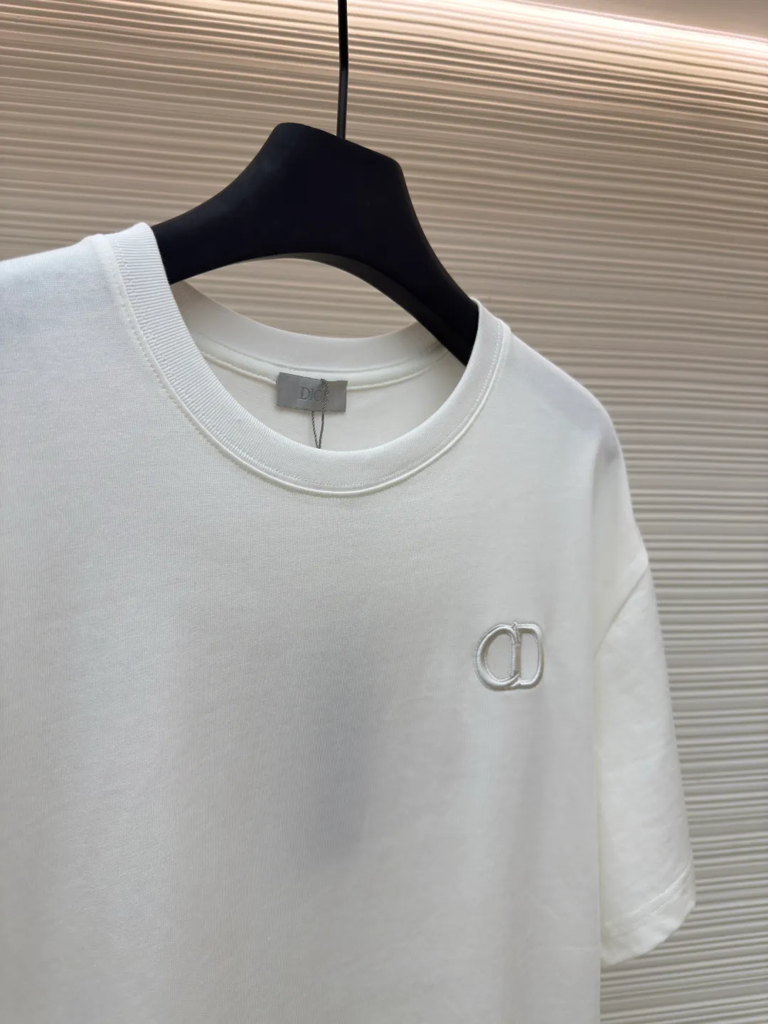 DIOR CD letter embroidered round neck short sleeves ●Authentic product: Purchased and developed for 5400 ●Item number: 1680438-A00 ●Fabric: pure cotton fabric ●Technology: embroidery process ●Version: fitted version ●Weight: about 290 grams ●Size: XS-S-M-L ●Description: Color is custom-woven and dyed, "CD" design on the chest. A perfect fashionable and trendy item! The oversize version is very slimming and can be worn with a T-skirt or shorts. Who wouldn’t love it? The texture of the customized fabric is super versatile and can be worn in all seasons. The overall routing is straight and delicate, the fabric is comfortable and soft, and the color is consistent with no color difference. It can be matched with the same style to create a fashionable look and control various occasions. Customized accessories, complete with three labels, same style for men and women!