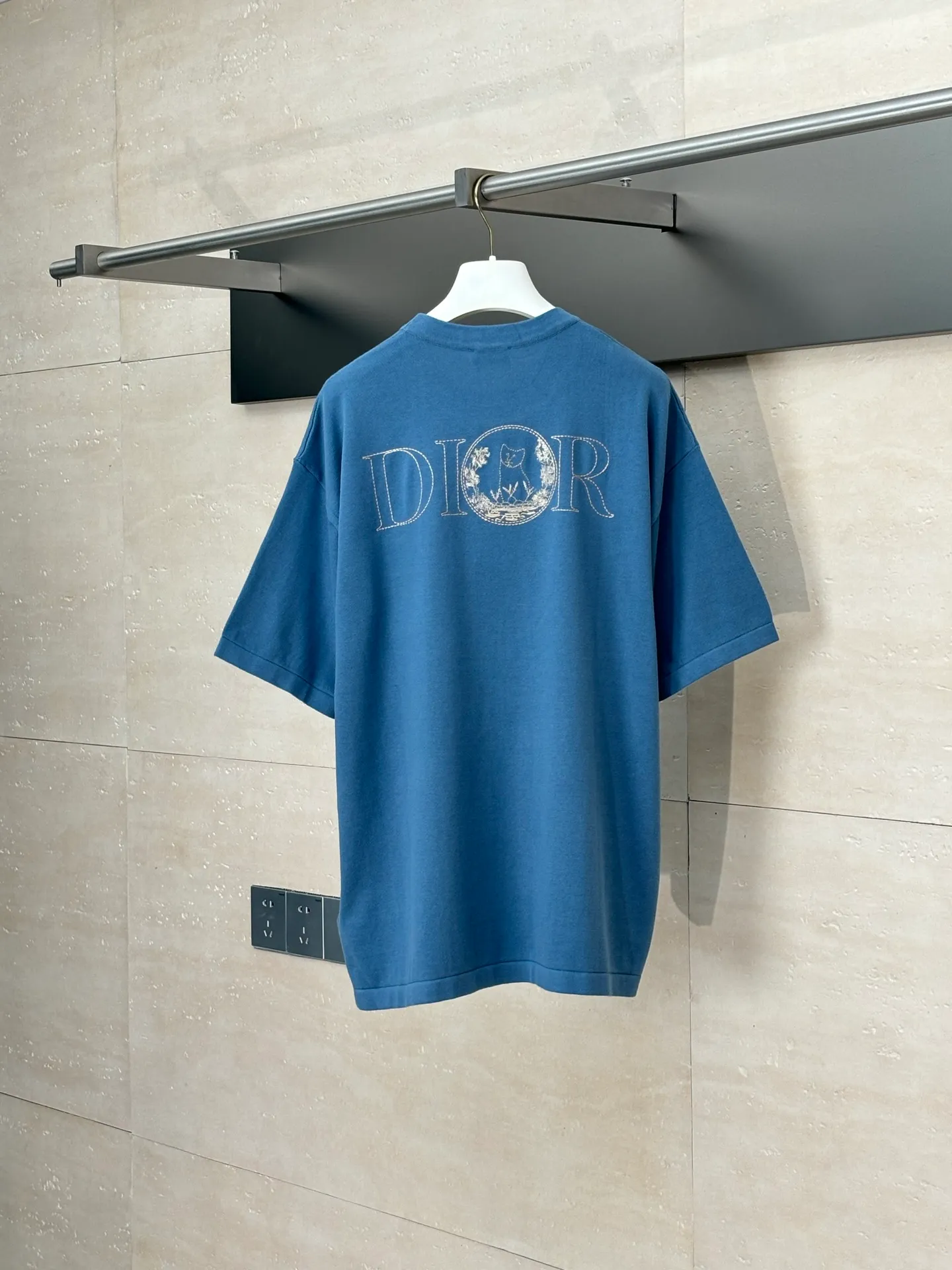 🅿️360 Dio*/Dior 25 new limited-edition short-sleeved T-shirt with cat embroidery logo. It is made of customized cotton plain fabric, breathable and comfortable. It is decorated with hollow brand letter embroidery on the chest, with co-branded cute kitten embroidery pattern, and custom-woven rib double-needle hemming technology. Size: S/M/L/XL