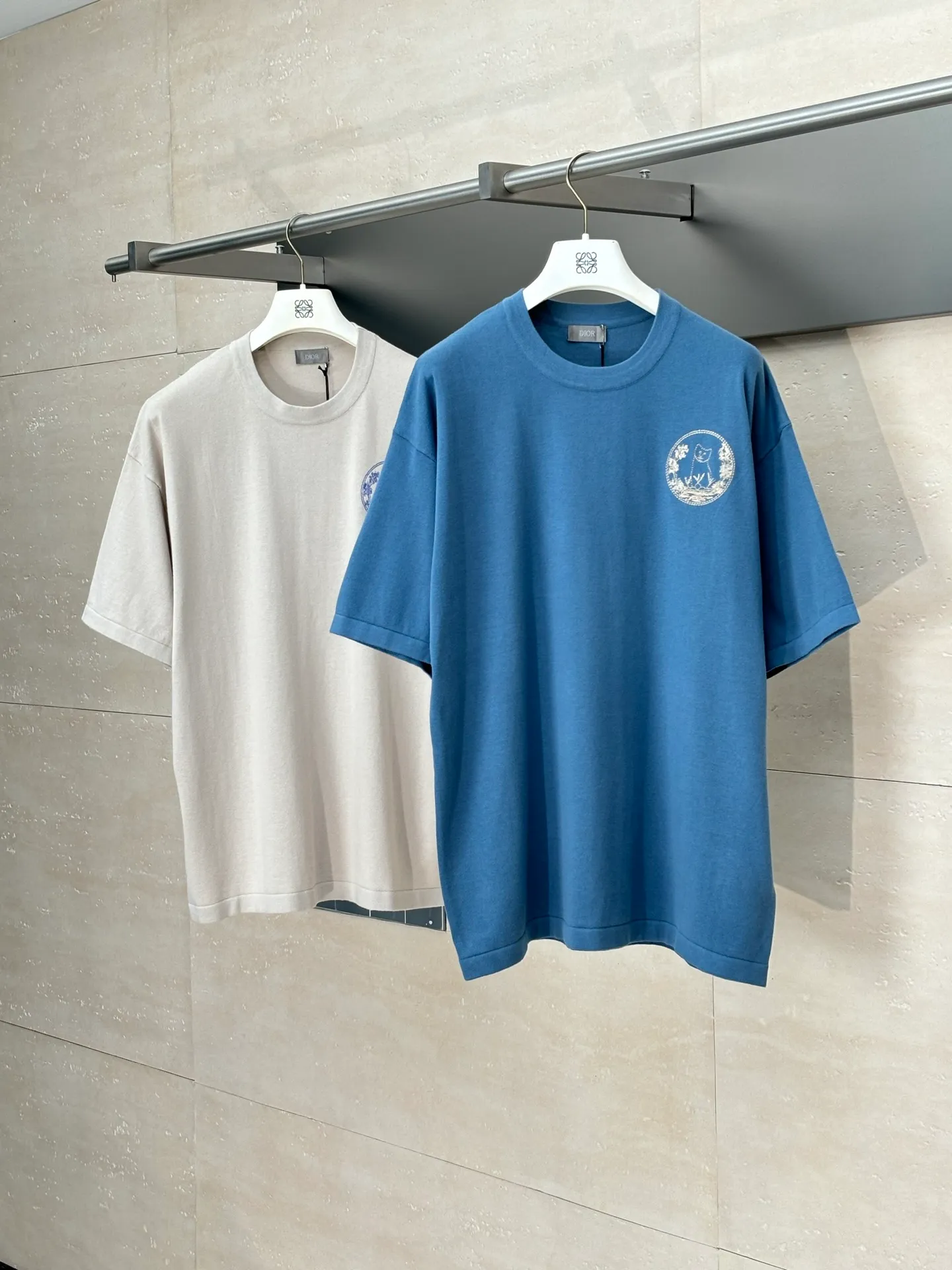 🅿️360 Dio*/Dior 25 new limited-edition short-sleeved T-shirt with cat embroidery logo. It is made of customized cotton plain fabric, breathable and comfortable. It is decorated with hollow brand letter embroidery on the chest, with co-branded cute kitten embroidery pattern, and custom-woven rib double-needle hemming technology. Size: S/M/L/XL