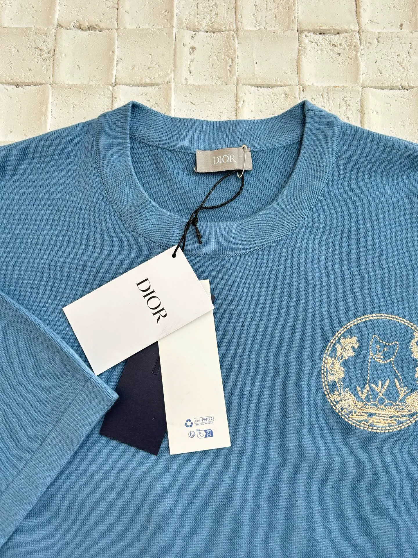 🅿️360 Dio*/Dior 25 new limited-edition short-sleeved T-shirt with cat embroidery logo. It is made of customized cotton plain fabric, breathable and comfortable. It is decorated with hollow brand letter embroidery on the chest, with co-branded cute kitten embroidery pattern, and custom-woven rib double-needle hemming technology. Size: S/M/L/XL