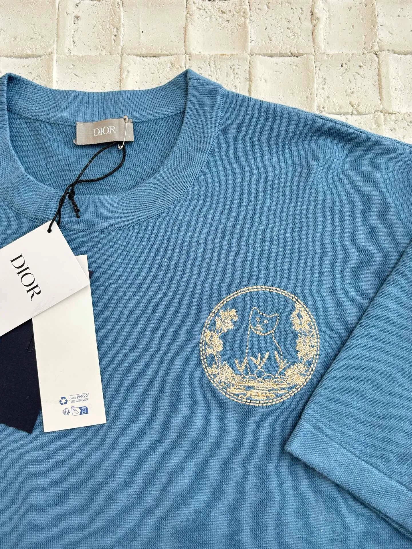 🅿️360 Dio*/Dior 25 new limited-edition short-sleeved T-shirt with cat embroidery logo. It is made of customized cotton plain fabric, breathable and comfortable. It is decorated with hollow brand letter embroidery on the chest, with co-branded cute kitten embroidery pattern, and custom-woven rib double-needle hemming technology. Size: S/M/L/XL