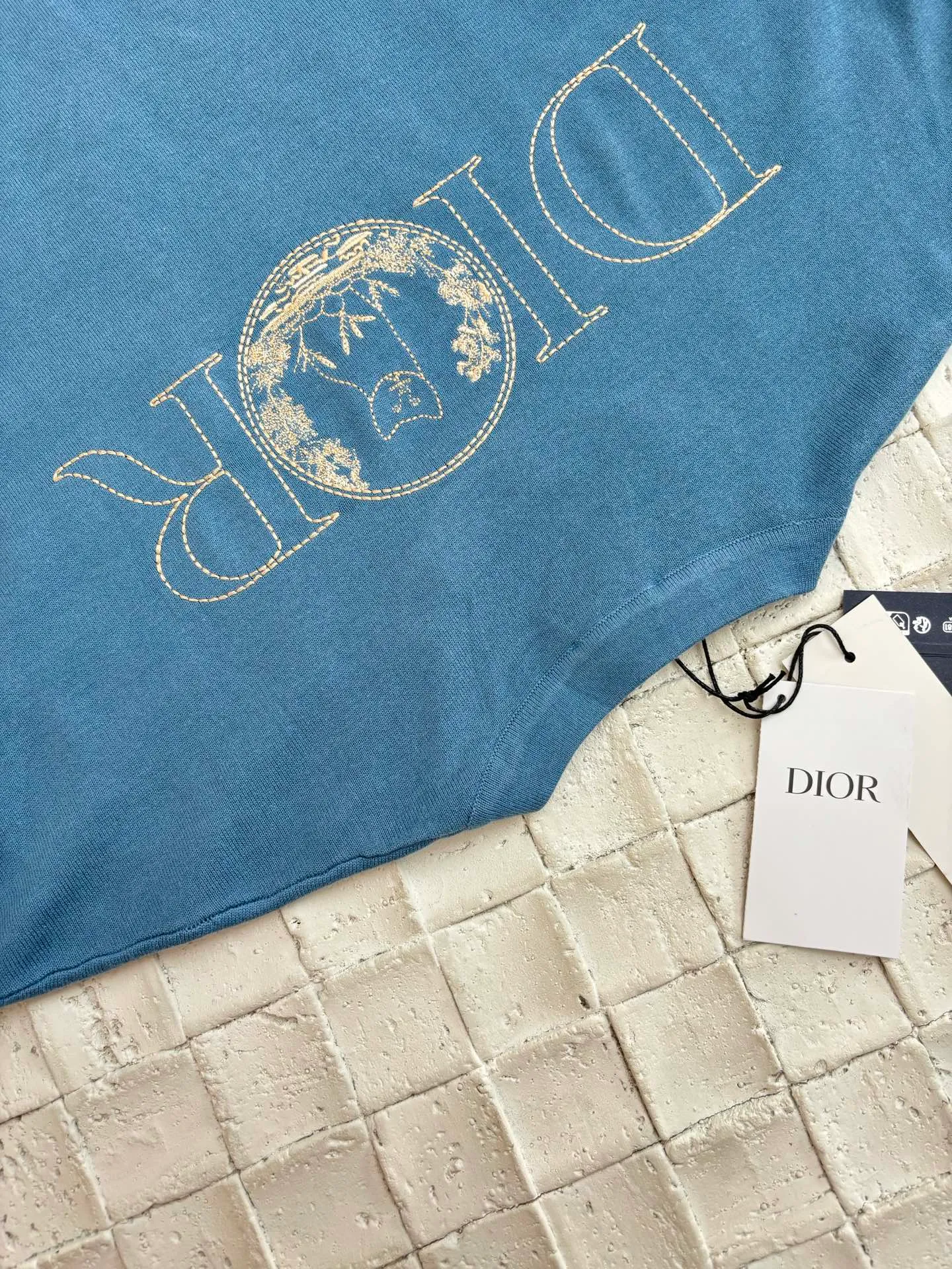 🅿️360 Dio*/Dior 25 new limited-edition short-sleeved T-shirt with cat embroidery logo. It is made of customized cotton plain fabric, breathable and comfortable. It is decorated with hollow brand letter embroidery on the chest, with co-branded cute kitten embroidery pattern, and custom-woven rib double-needle hemming technology. Size: S/M/L/XL