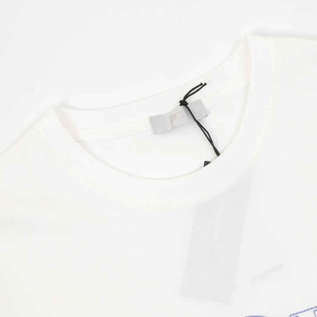 🅿️210 DIOR/Dior little blue cat embroidered short-sleeved T-shirt. Pure cotton double yarn fabric, using high-density thread embroidery, loose version, equipped with a full set of accessories. The fabric is soft, thick and complete with three standards, streamlined but not boring, versatile and atmospheric, interpreting the characteristics of casual fashion themes. The front little blue cat embroidery and the brand LOGO are combined with the design to integrate with the body, creating a rich and diverse texture to highlight the charm of diverse trend details. The same style for men and women. Size: XS-L