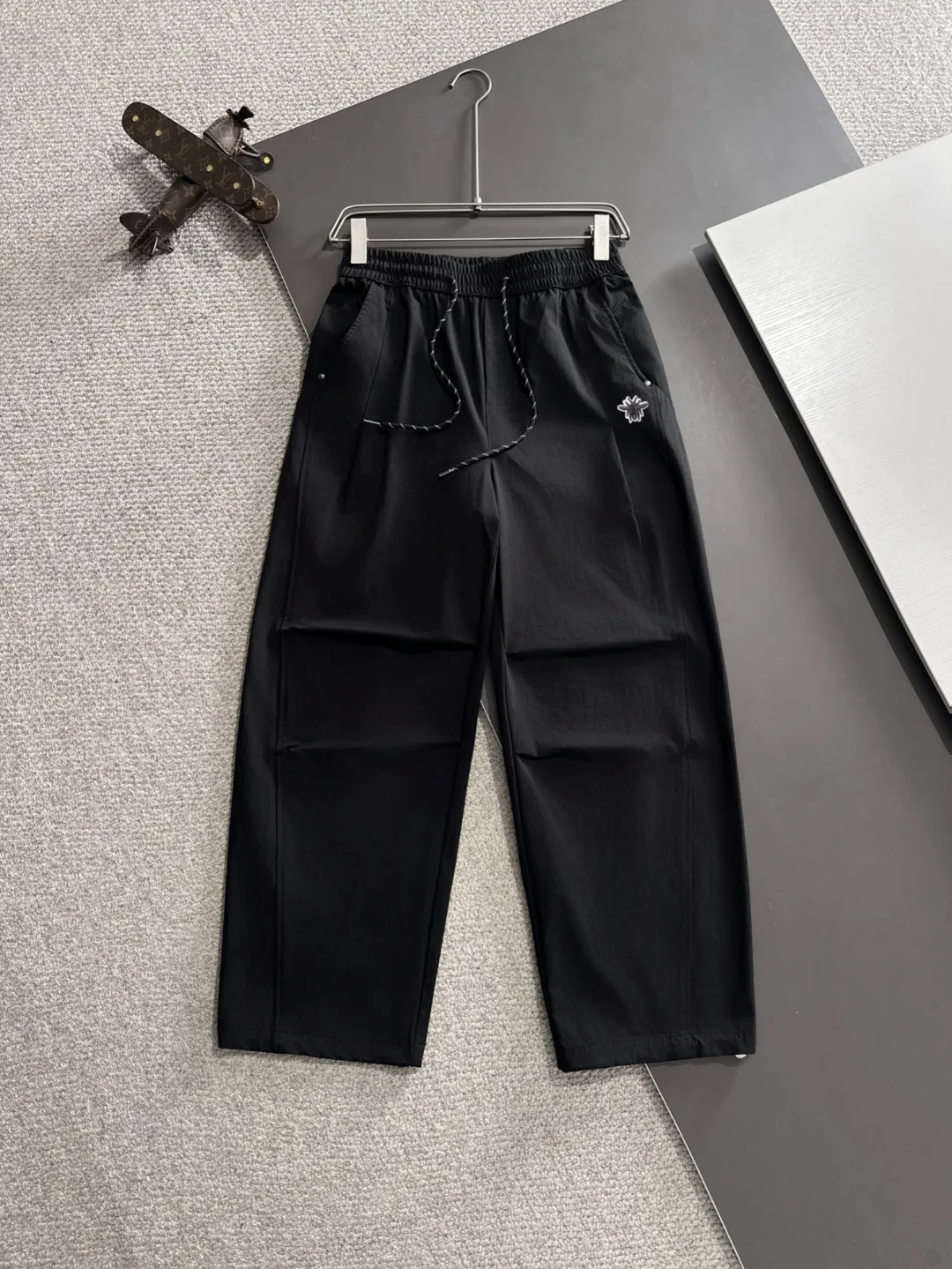 🅿️390 next day shipping DIOR 2025 spring and summer new elastic band casual pants, thin counter custom fabrics, high breathability and comfort, impeccable details, brand element design concept, reflecting high quality. It feels delicate and soft! It presents a casual cut and the upper body shape is great! Size: M-4XL